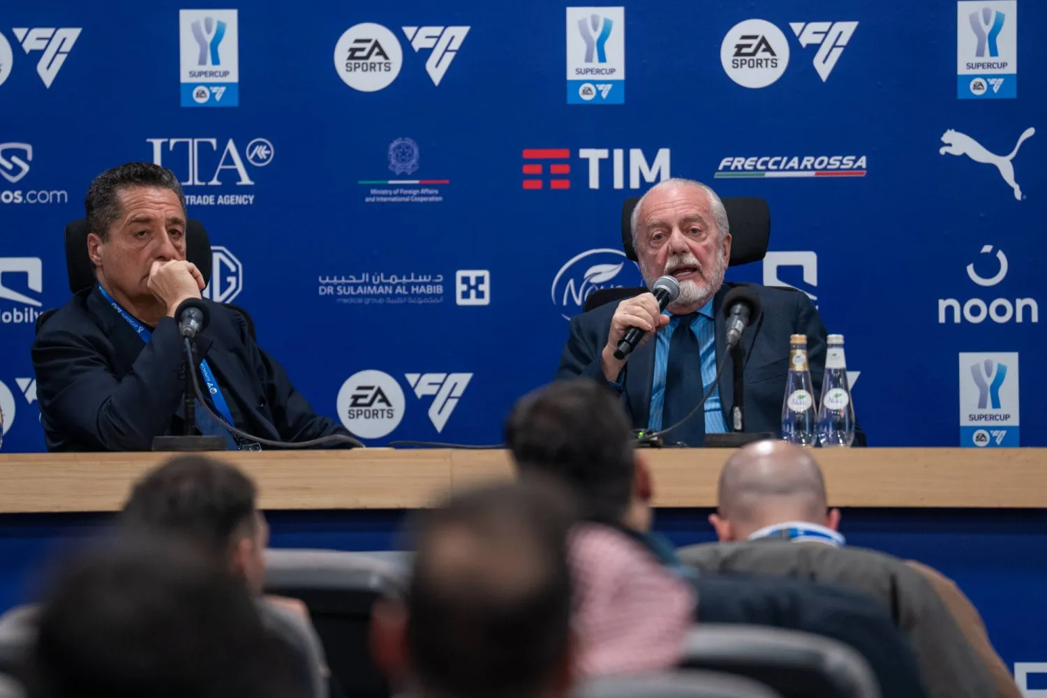 دي لورينتس رئيس نادي نابولي خلال المؤتمر الصحافي (وزارة الرياضة)