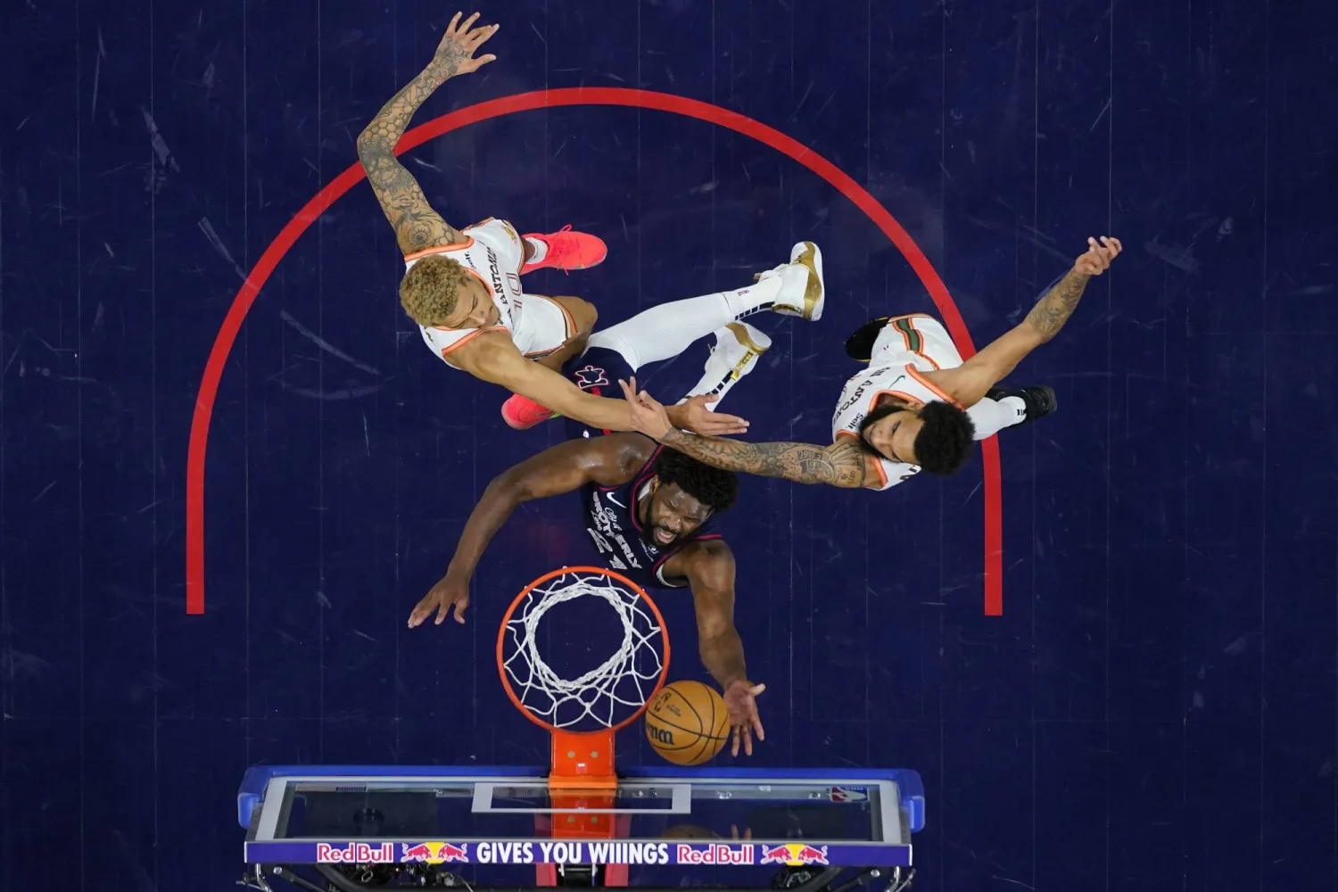 إمبيد أسرع لاعب في التاريخ يسجل 70 نقطة في مباراة (أ.ب)