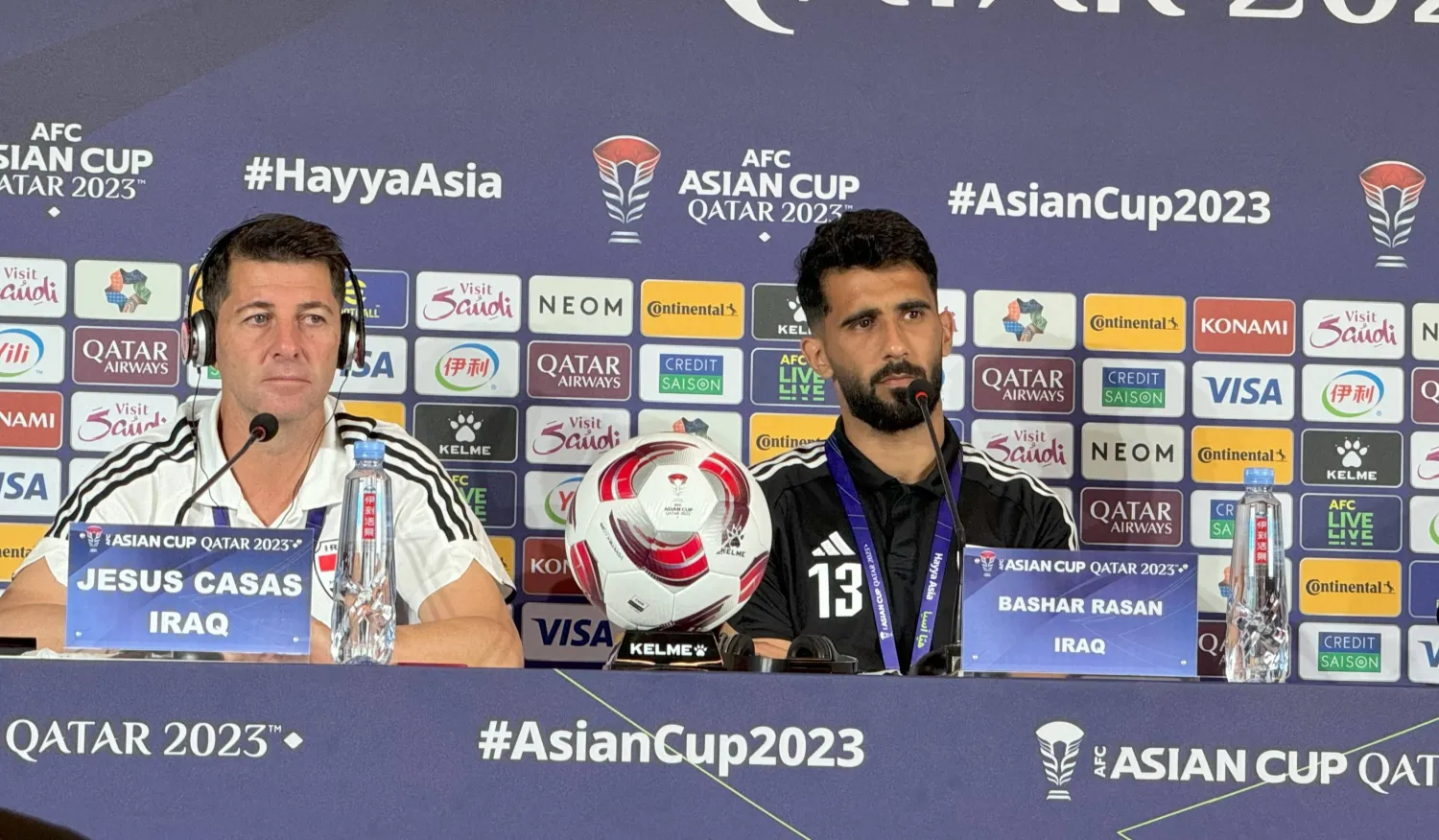 كاساس مدرب العراق وبجواره اللاعب بشار رسن (الشرق الأوسط)