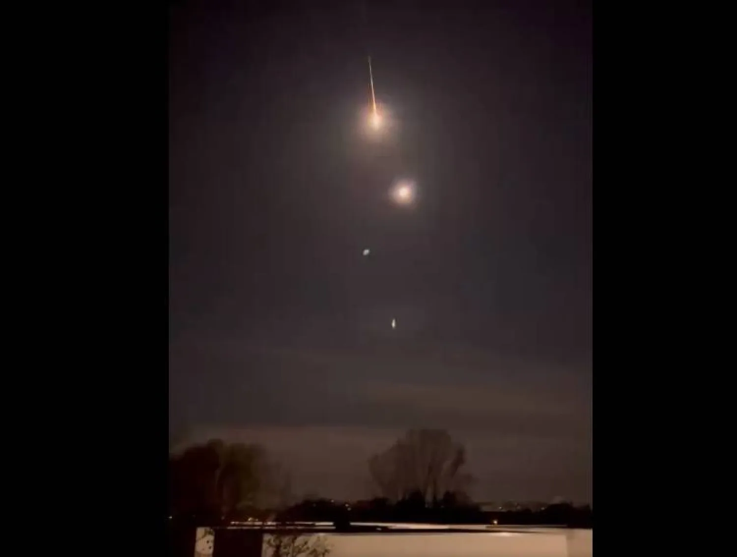 لقطة من فيديو تُظهر الكويكب يحترق في سماء برلين (تويتر)