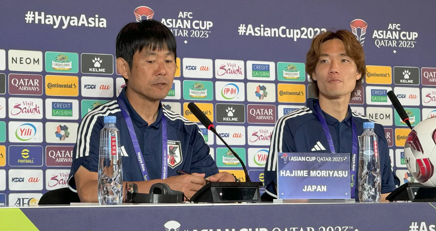 مورياسو مدرب منتخب اليابان واللاعب تومياسو (الشرق الأوسط)