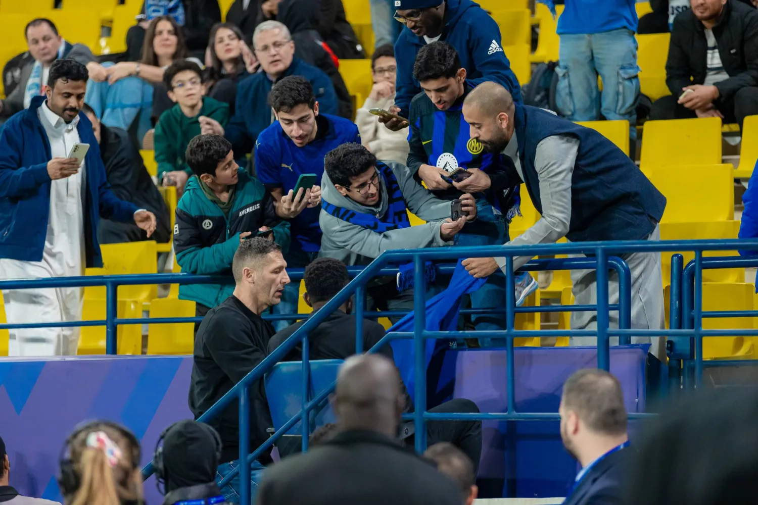 مشجعون يلتقطون صوراً تذكارية مع ماركو ماتيراتزي (وزارة الرياضة)