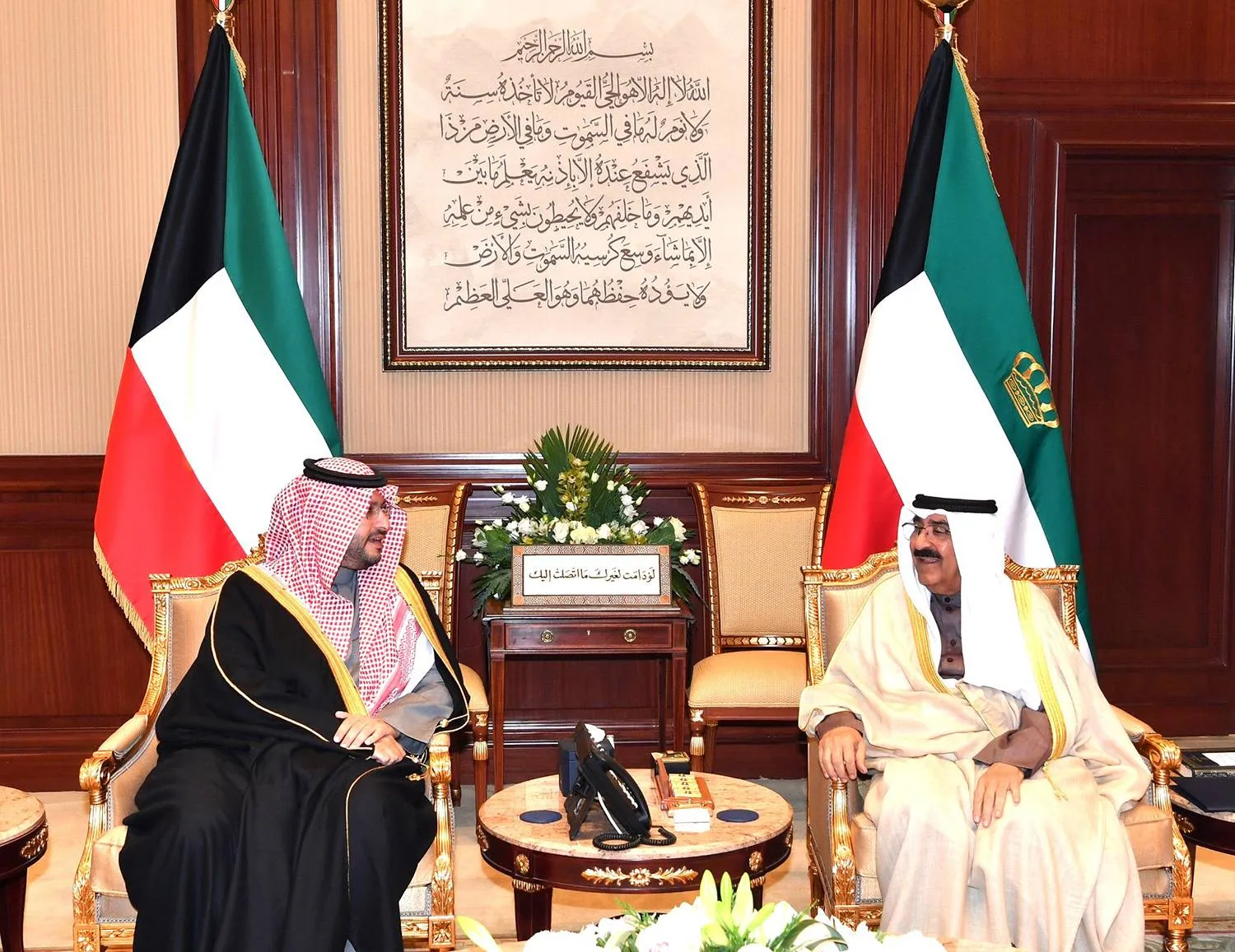 أمير الكويت الشيخ مشعل الأحمد لدى استقباله وزير الدولة عضو مجلس الوزراء السعودي الأمير تركي بن محمد (كونا)