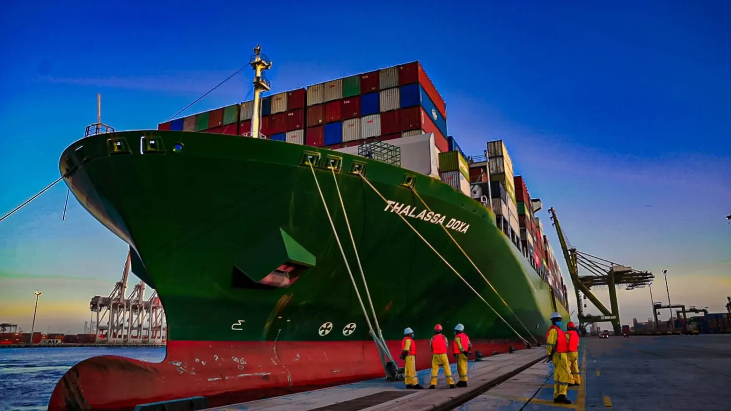 بواخر تجارية ترسو في ميناء الملك عبد العزيز بالدمام (الشرق الأوسط)