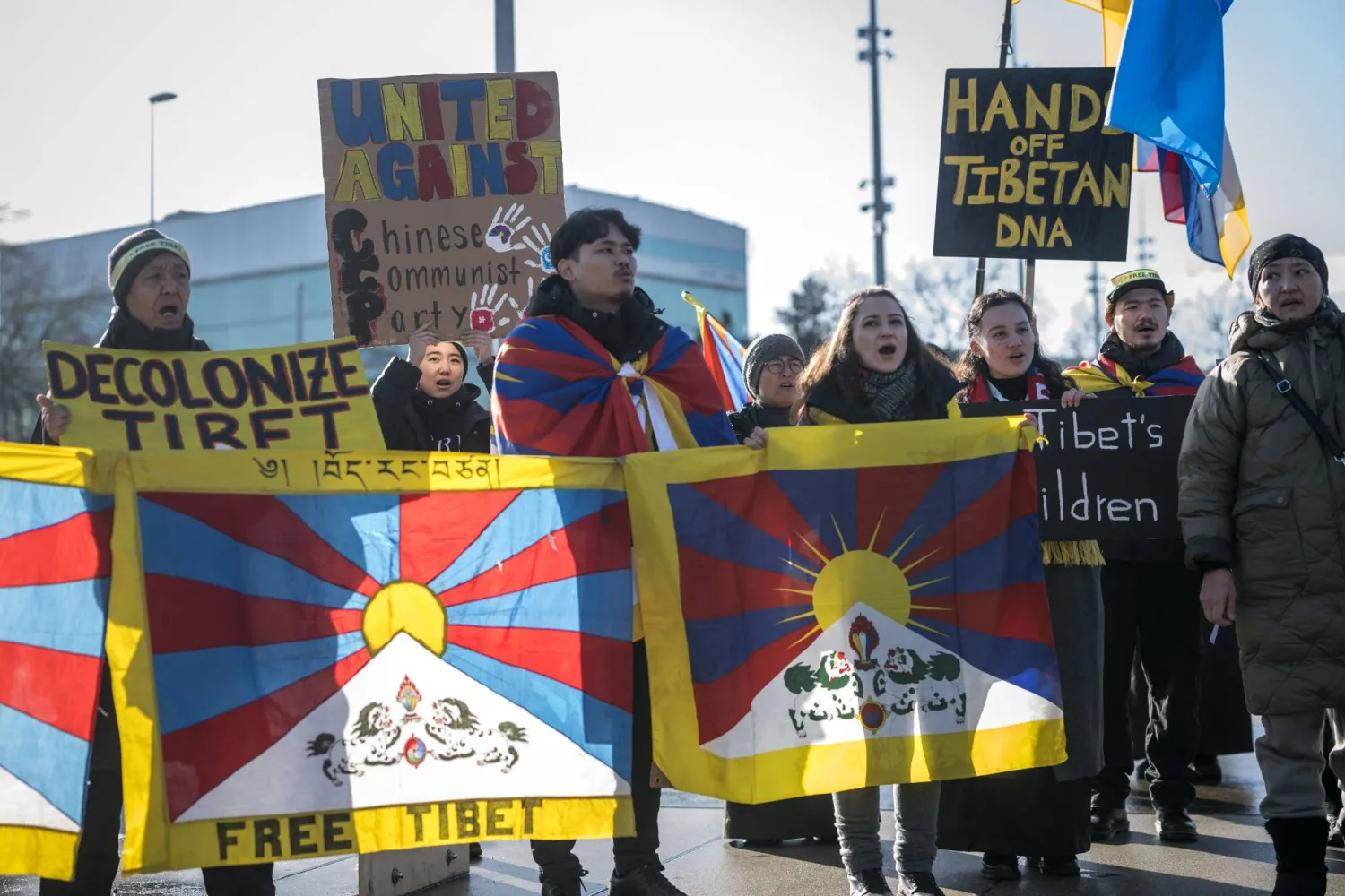 ناشطون تبتيّون ينظمون احتجاجاً ضد سياسة الصين بإقليم التبت... الصورة من خارج مكاتب الأمم المتحدة بجنيف خلال مراجعة مجلس حقوق الإنسان التابع للأمم المتحدة سجل حقوق الإنسان في الصين 23 يناير 2024 (أ.ف.ب)