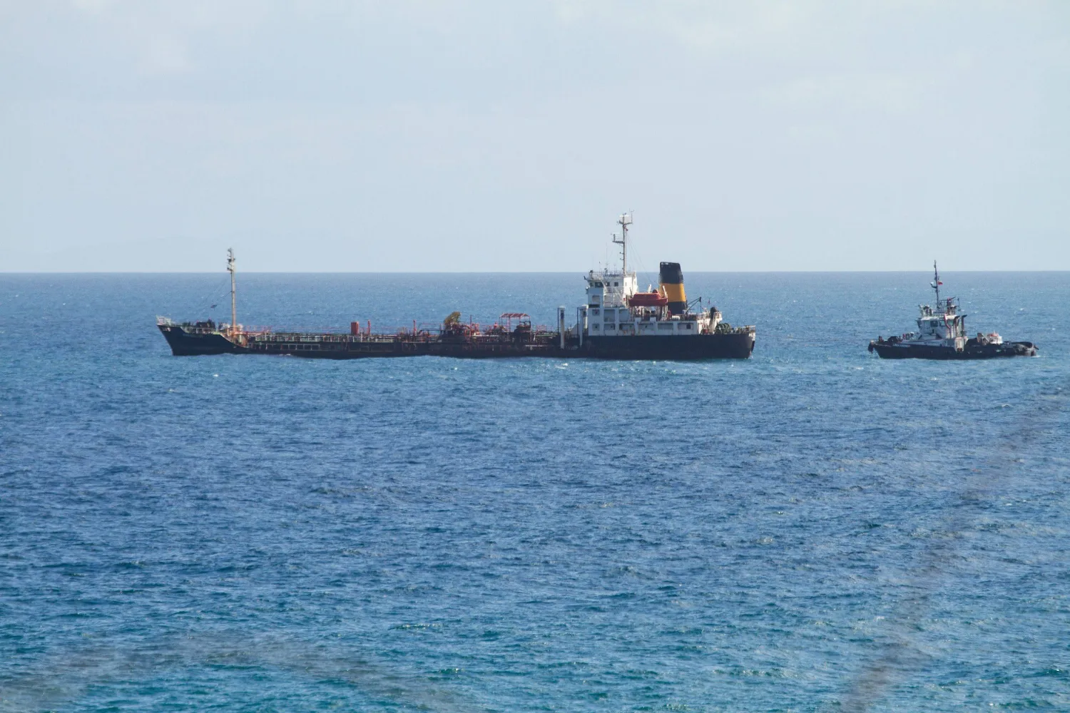 سفينة شحن تحمل نفطاً في عرض البحر (أ.ف.ب)