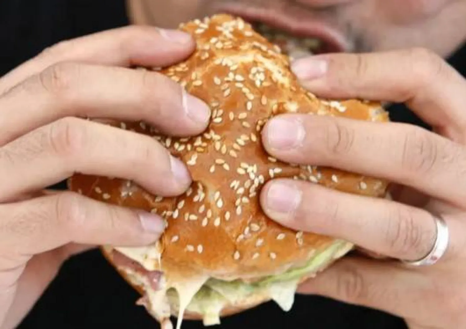 انتبه... تناول الأكل بسرعة يرفع مستويات السكر في الدم !