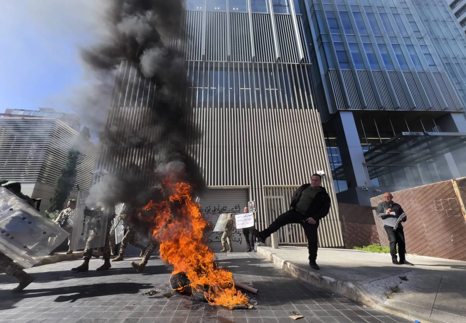 متظاهرون يطالبون بصرف ودائعهم المحجوزة في المصارف منذ 2019 (أ.ب)