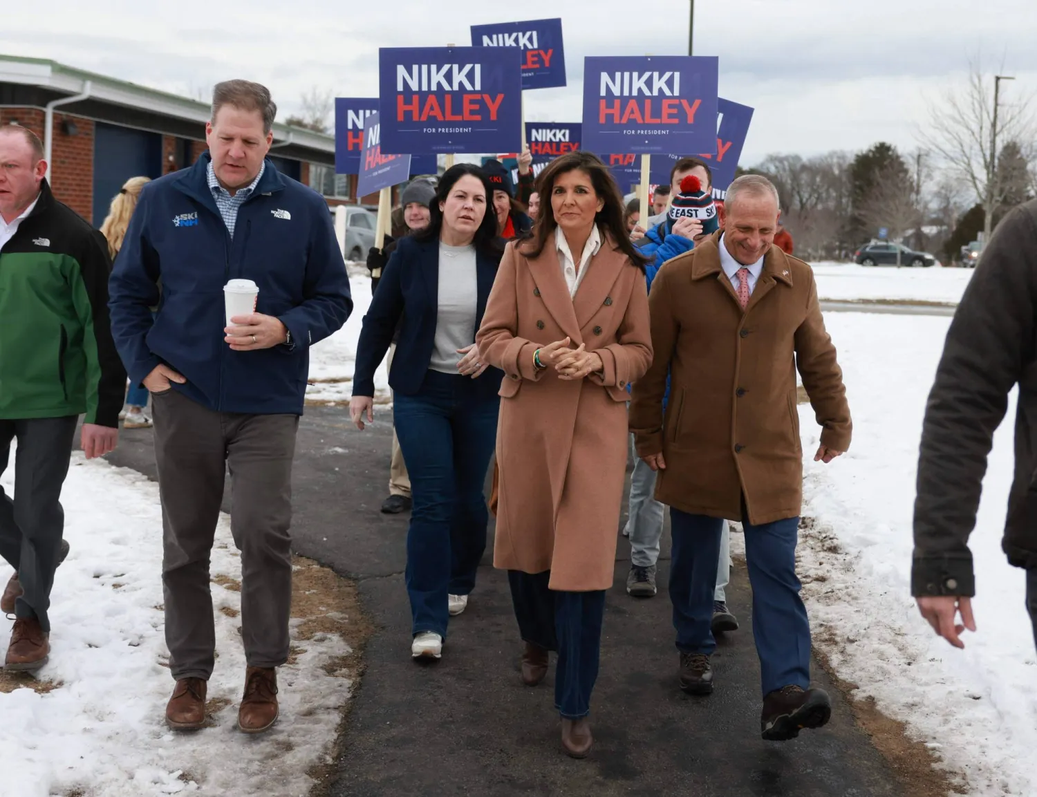 المرشحة الجمهورية نيكي هايلي مع حاكم ولاية نيوهامشير كريس سنونو في جولة على أحد مراكز الاقتراع في الولاية الثلاثاء (أ.ف.ب)