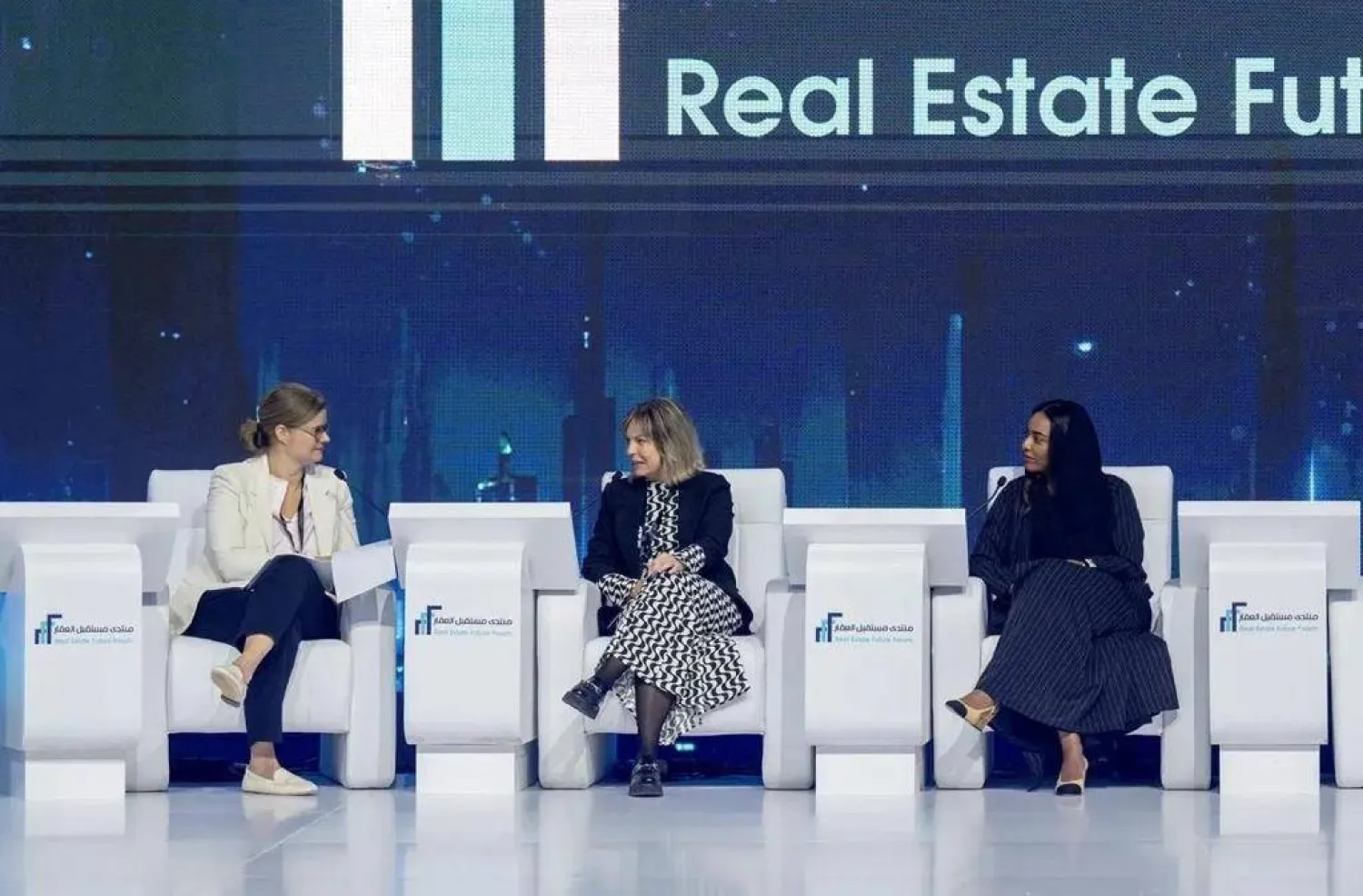 خلال جلسة حوارية بعنوان «مشاركة المرأة في القطاع العقاري» ضمن فعاليات «منتدى مستقبل العقار 2024» (الشرق الأوسط)