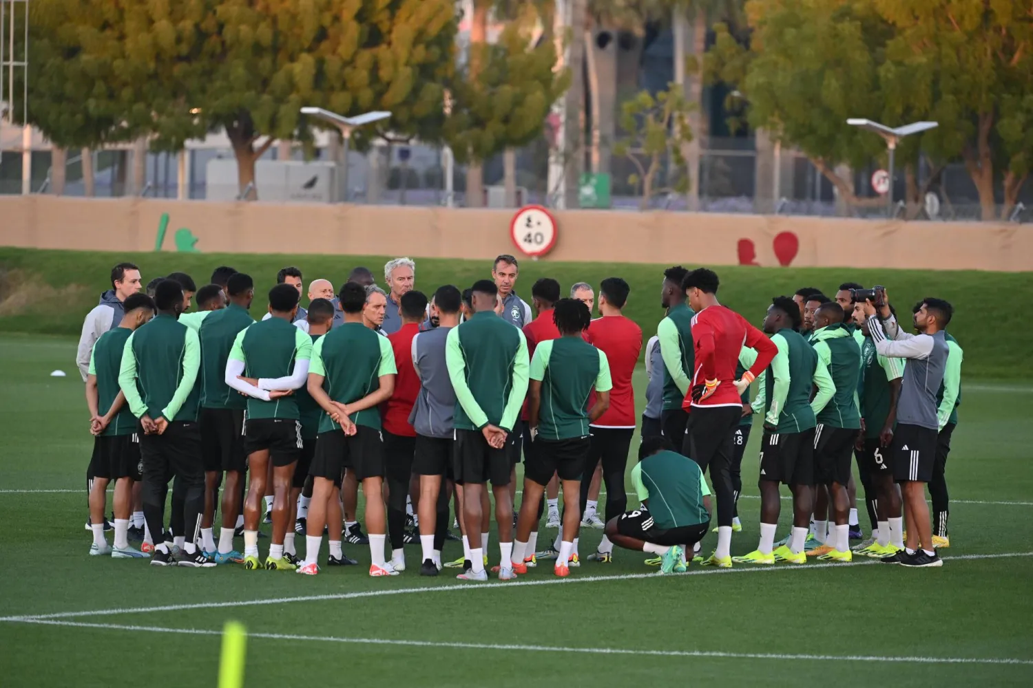 اجتماع فني ضم الإيطالي مانشيني واللاعبين (تصوير: علي خمج) 