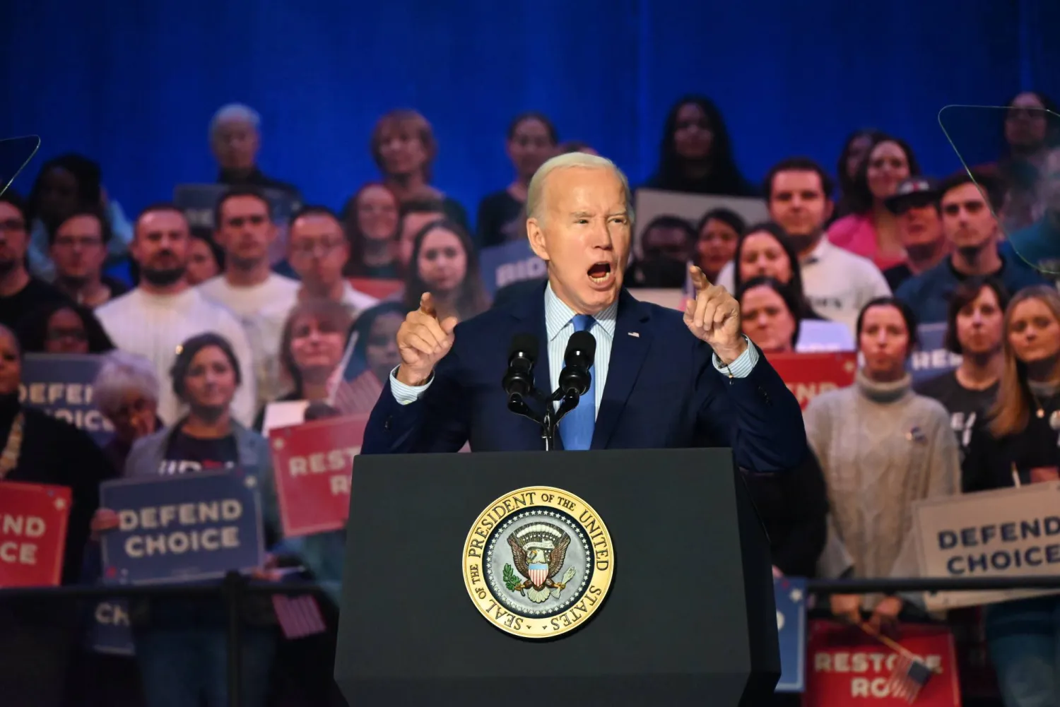 الرئيس الأميركي جو بايدن خلال لقاء انتخابي في مدينة ماناساس بولاية فرجينيا (د.ب.أ)