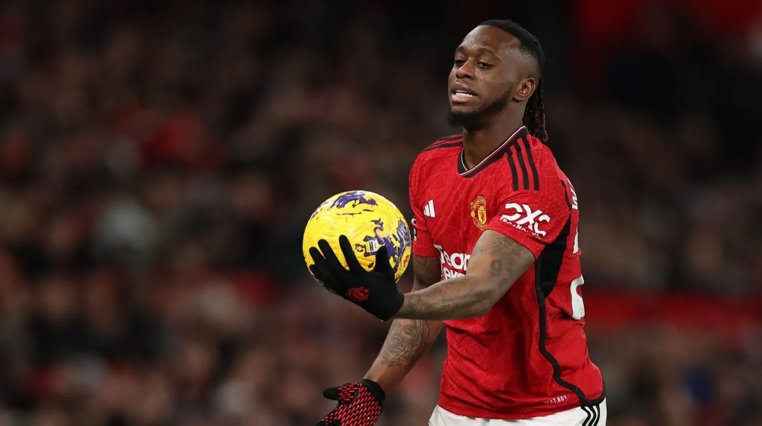 أرون وان بيساكا لاعب مانشستر يونايتد (غيتي)