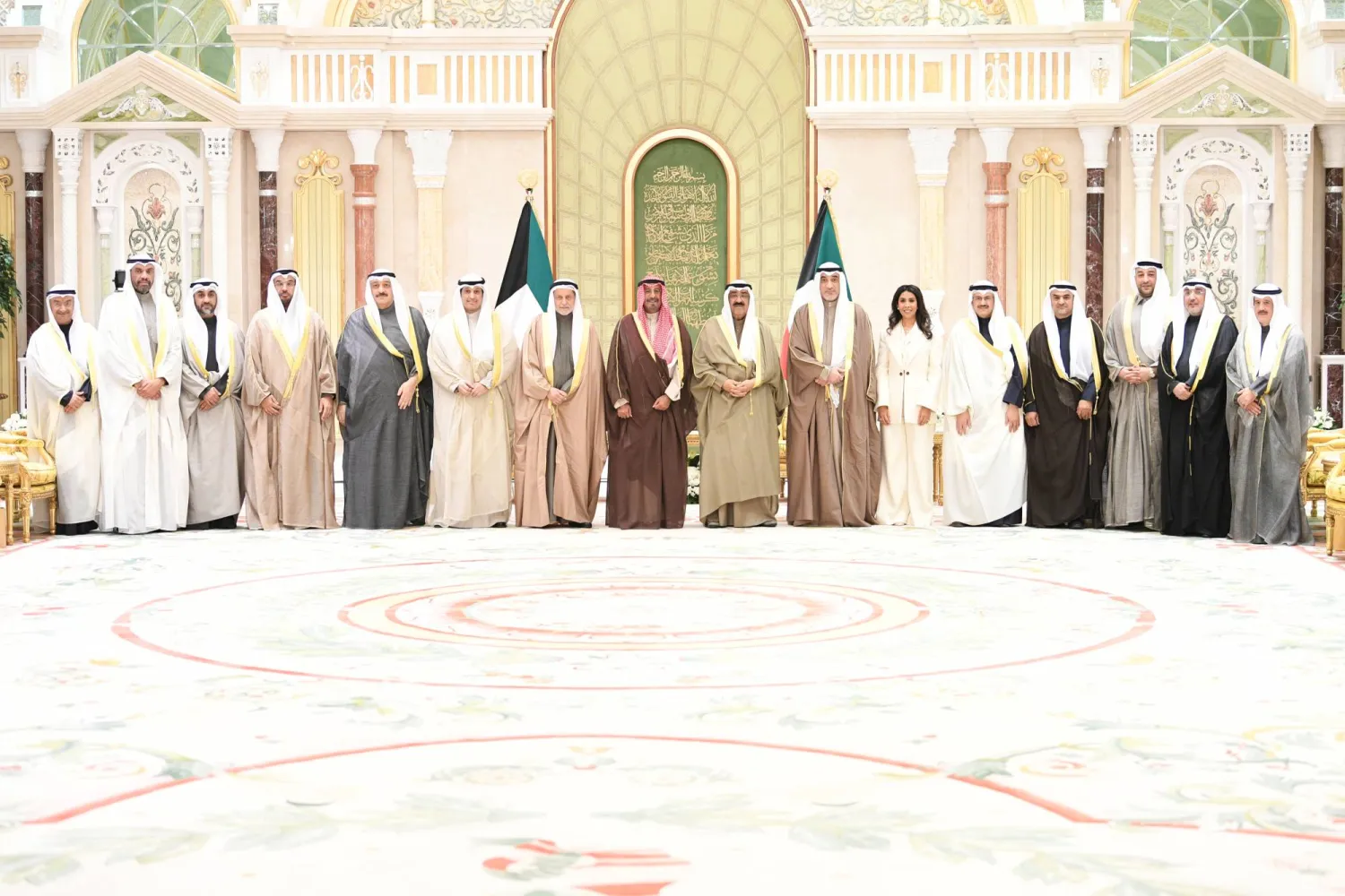 وزراء الحكومة الجديدة يحيطون بالأمير الشيخ مشعل الأحمد الجابر الصباح ورئيس الوزراء الشيخ الدكتور محمد صباح السالم الصباح (كونا)