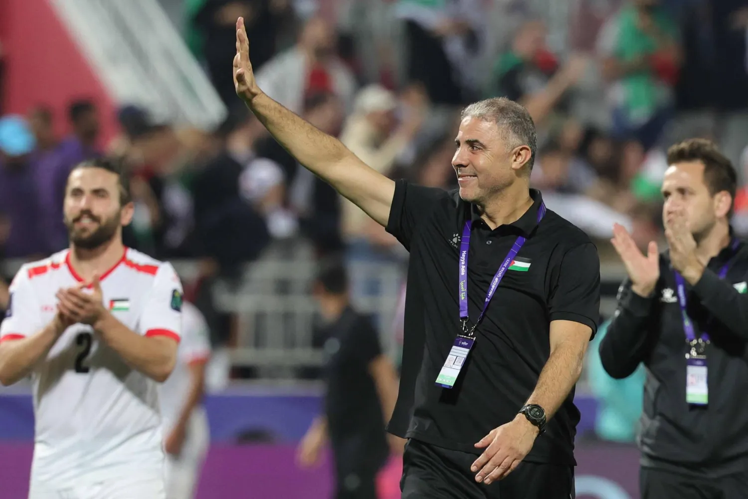 مكرم دبوب مدرب منتخب فلسطين (أ.ف.ب)