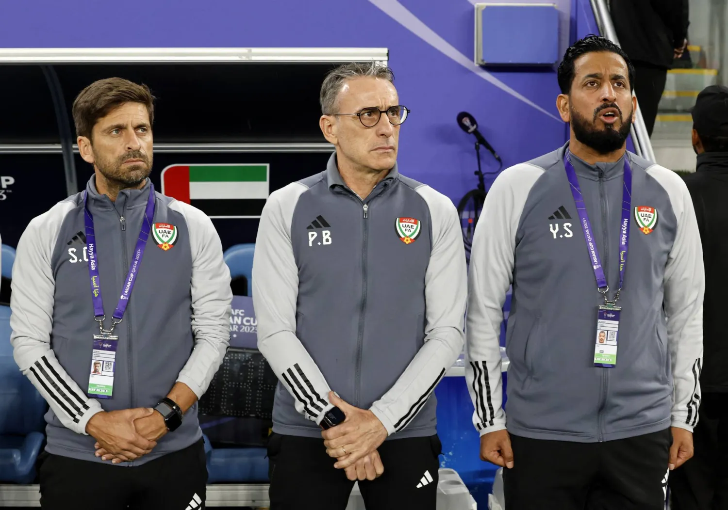 ياسر سالم وباولو بينتو خلال مواجهة فلسطين (رويترز)