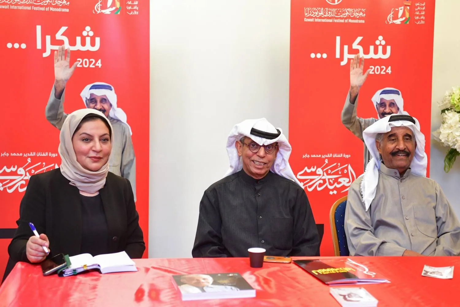 الفنان الكويتي محمد جابر (العيدروسي) خلال إعلان اختياره شخصية مهرجان الكويت الدولي للمونودراما (كونا)