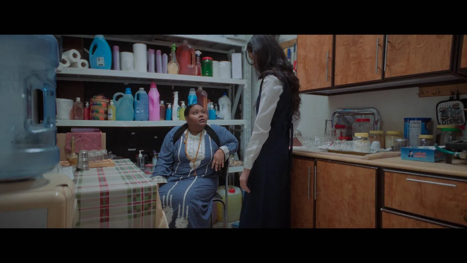 عائشة الرفاعي في مشهد من فيلم جرس إنذار (الصورة من نتفليكس)