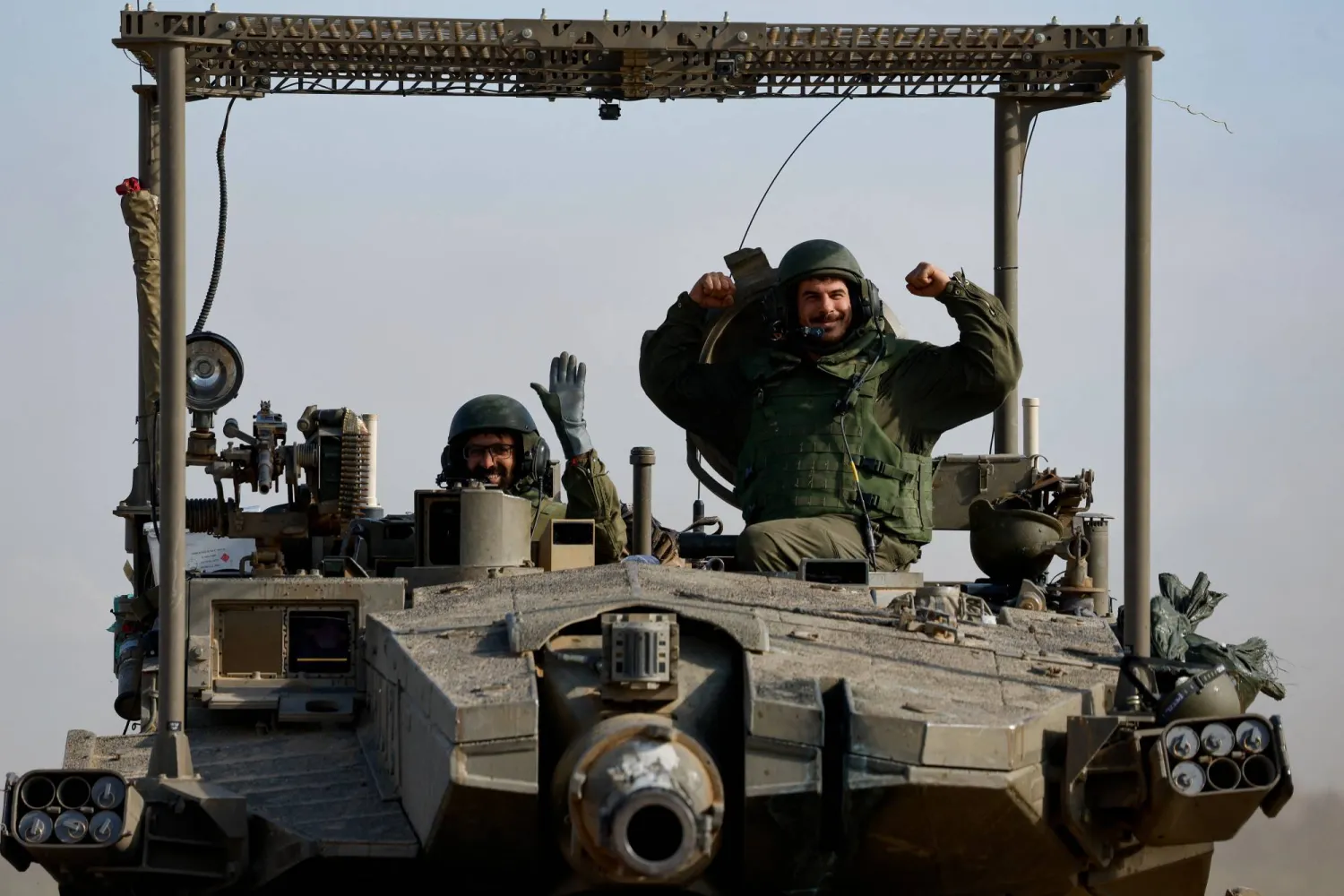 جنود يلوّحون بالقرب من الحدود بين إسرائيل وغزة يوم 24 يناير 2024 وسط الصراع المستمر بين إسرائيل وحركة «حماس»... (رويترز)