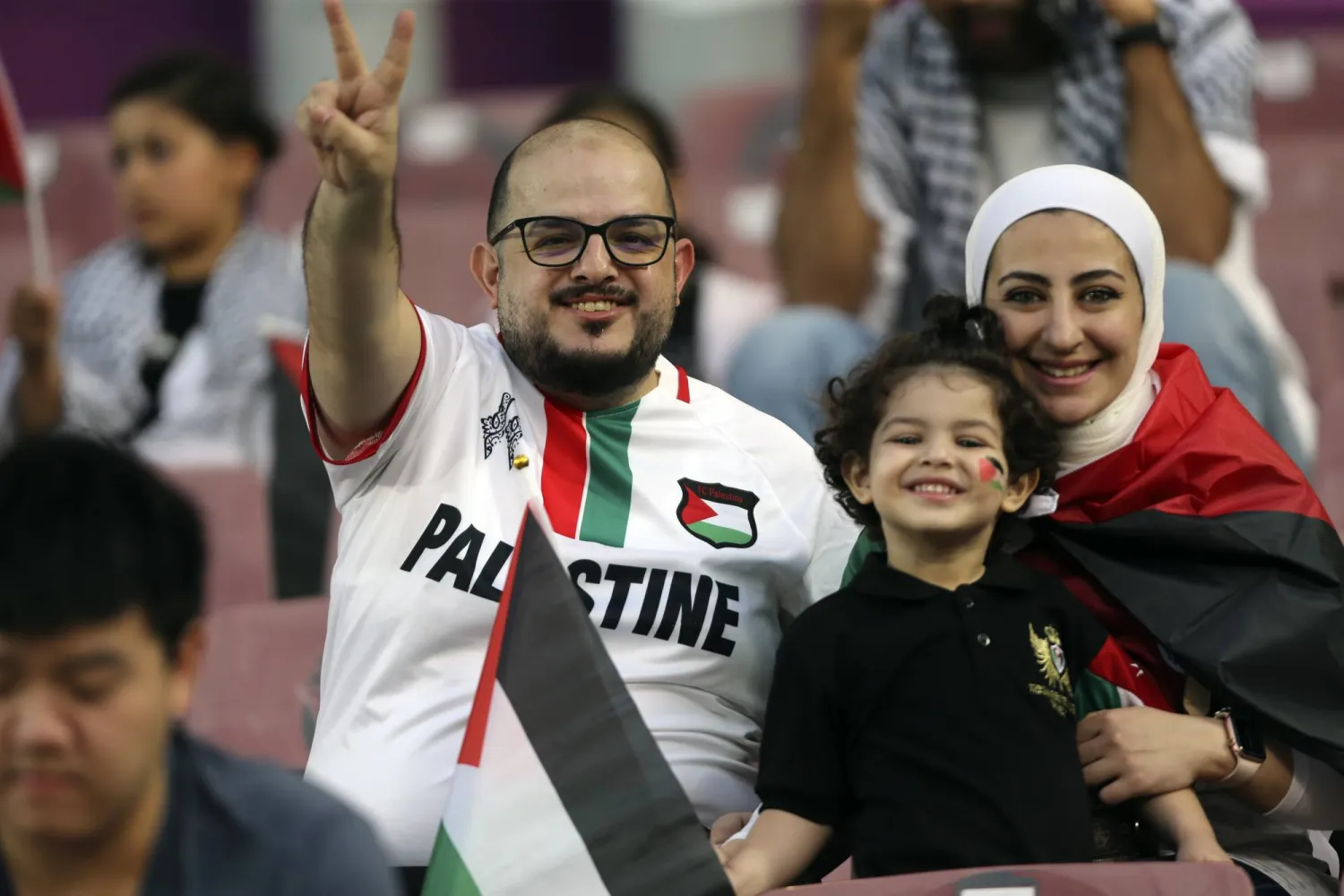 الفلسطينيون دعموا منتخبهم بشكل لافت (أ.ب)