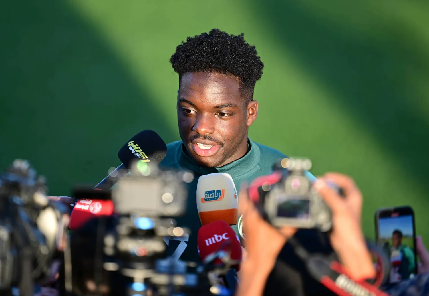 طلال حاجي في حديث لوسائل الإعلام (تصوير: بشير صالح)