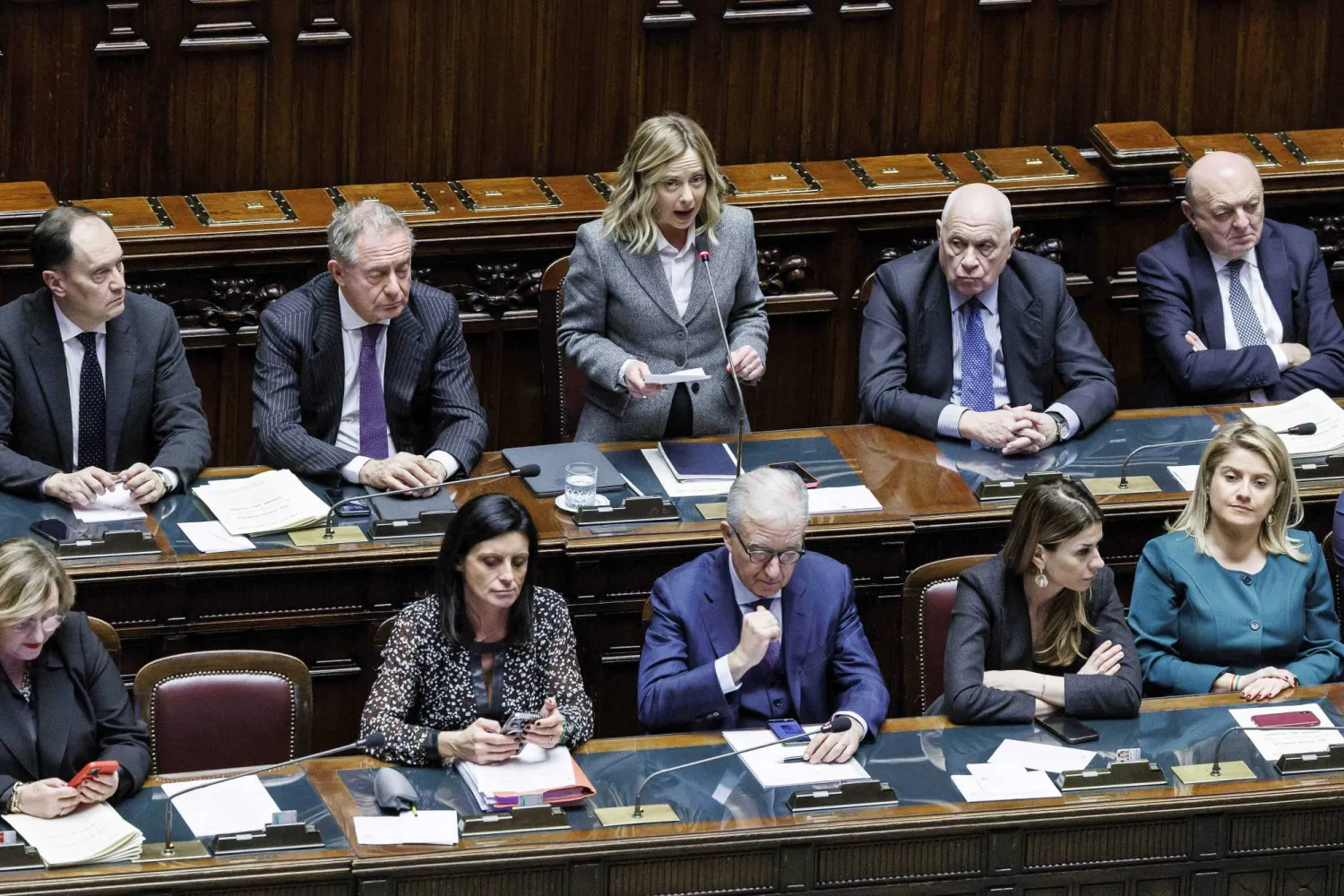 رئيسة الوزراء الإيطالية جيورجيا ميلوني، أعلى الوسط، تخاطب مجلس النواب بالبرلمان الإيطالي في روما الأربعاء، 24 يناير 2024 (أ.ب)