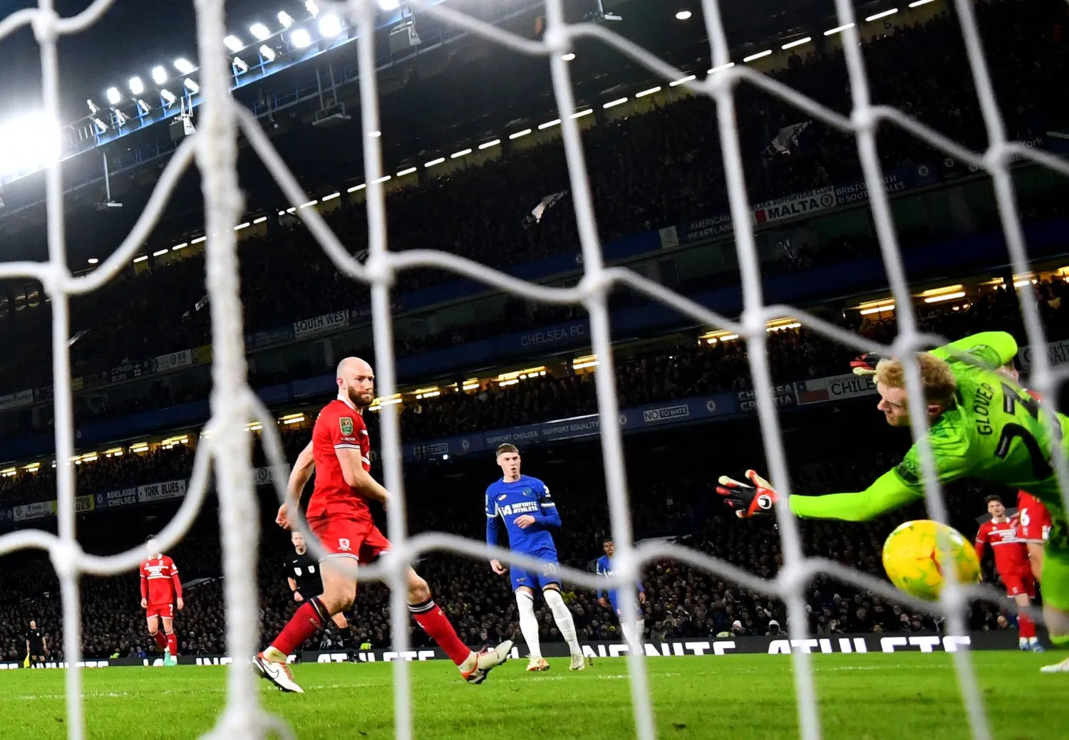 جانب من مباراة تشيلسي وميدلزبره (رويترز)