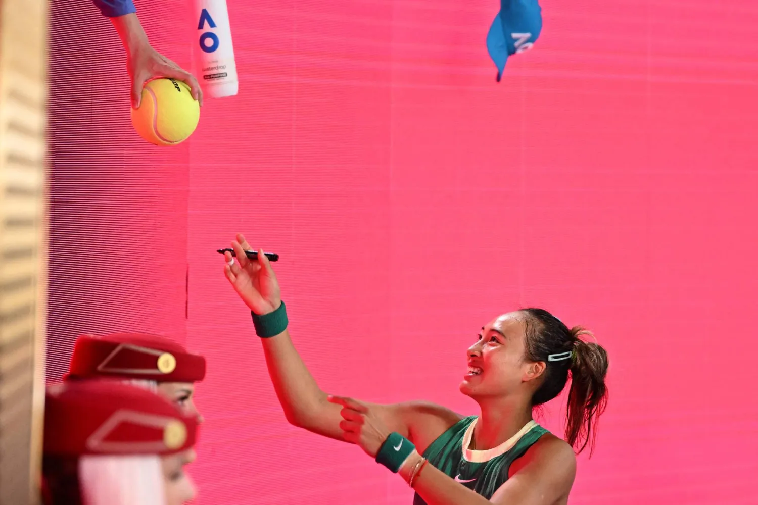 تشينغ توقع للمعجبين والمعجبات (أ.ف.ب)