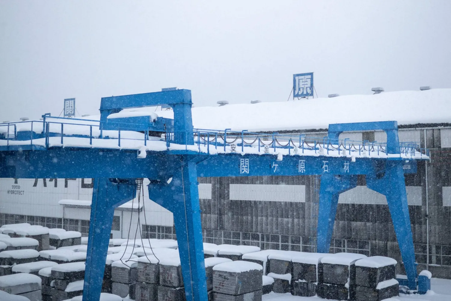 ثلوج كثيفة على إقليم كانساي الياباني تسببت في تأخير القطارات وإعاقة المواصلات (أ.ف.ب)