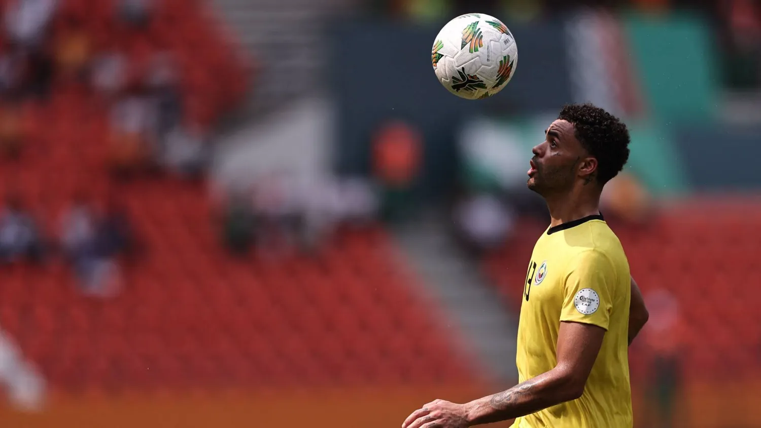 ستانلي راتيفو مهاجم موزمبيق يتدرب نهاراً ويلعب الموسيقى ليلاً (أ.ف.ب)