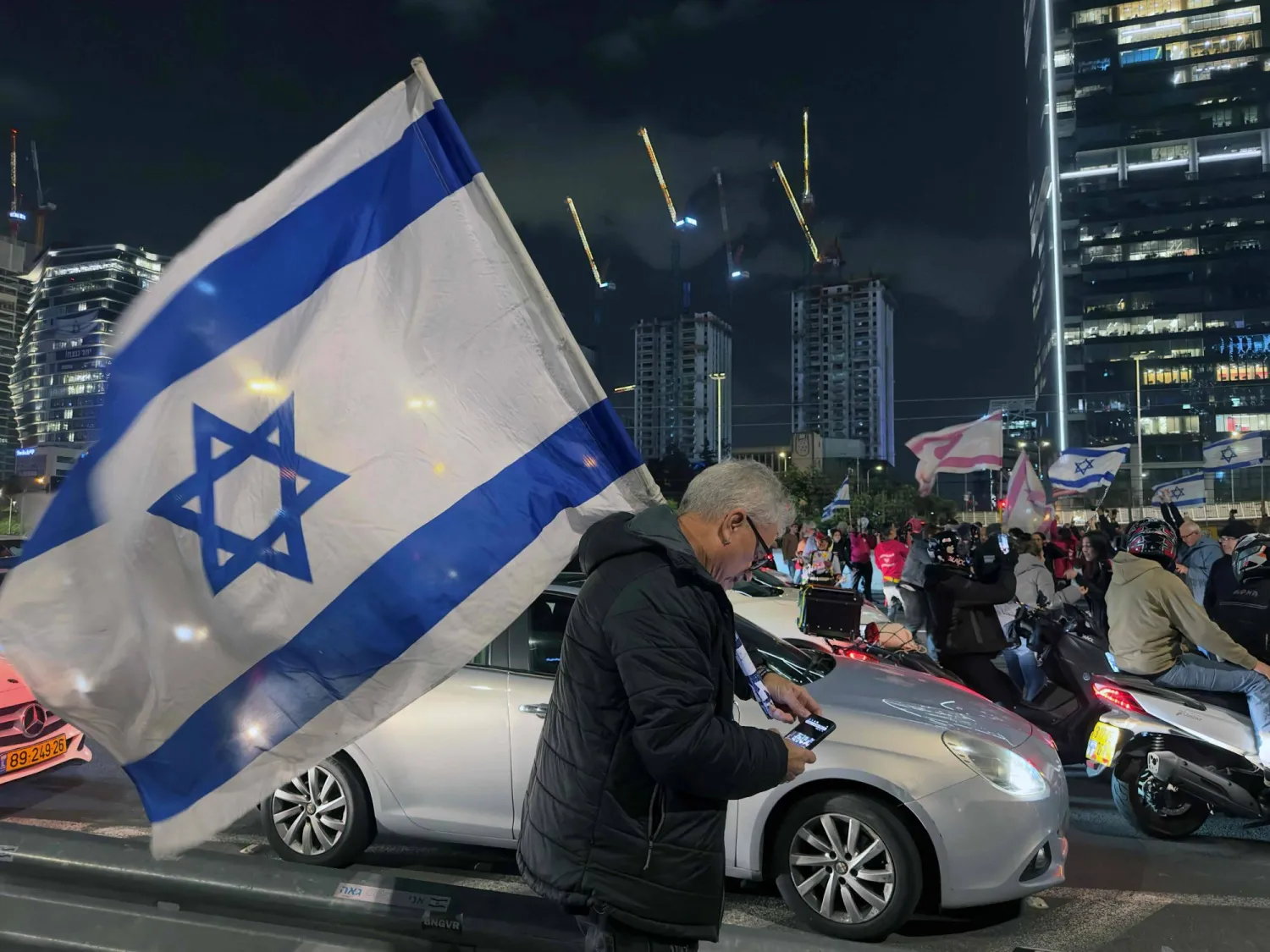 مظاهرات ضد الحكومة الإسرائيلية بعد 100 يوم من حرب غزة (أ.ف.ب)