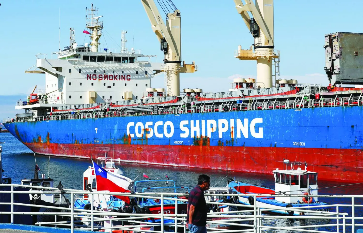 أعلنت شركة «كوسكو» الصينية العملاقة وقف الشحن إلى إسرائيل عبر البحر الأحمر بسبب استمرار تصاعد التوترات في الممر الاستراتيجي (رويترز)