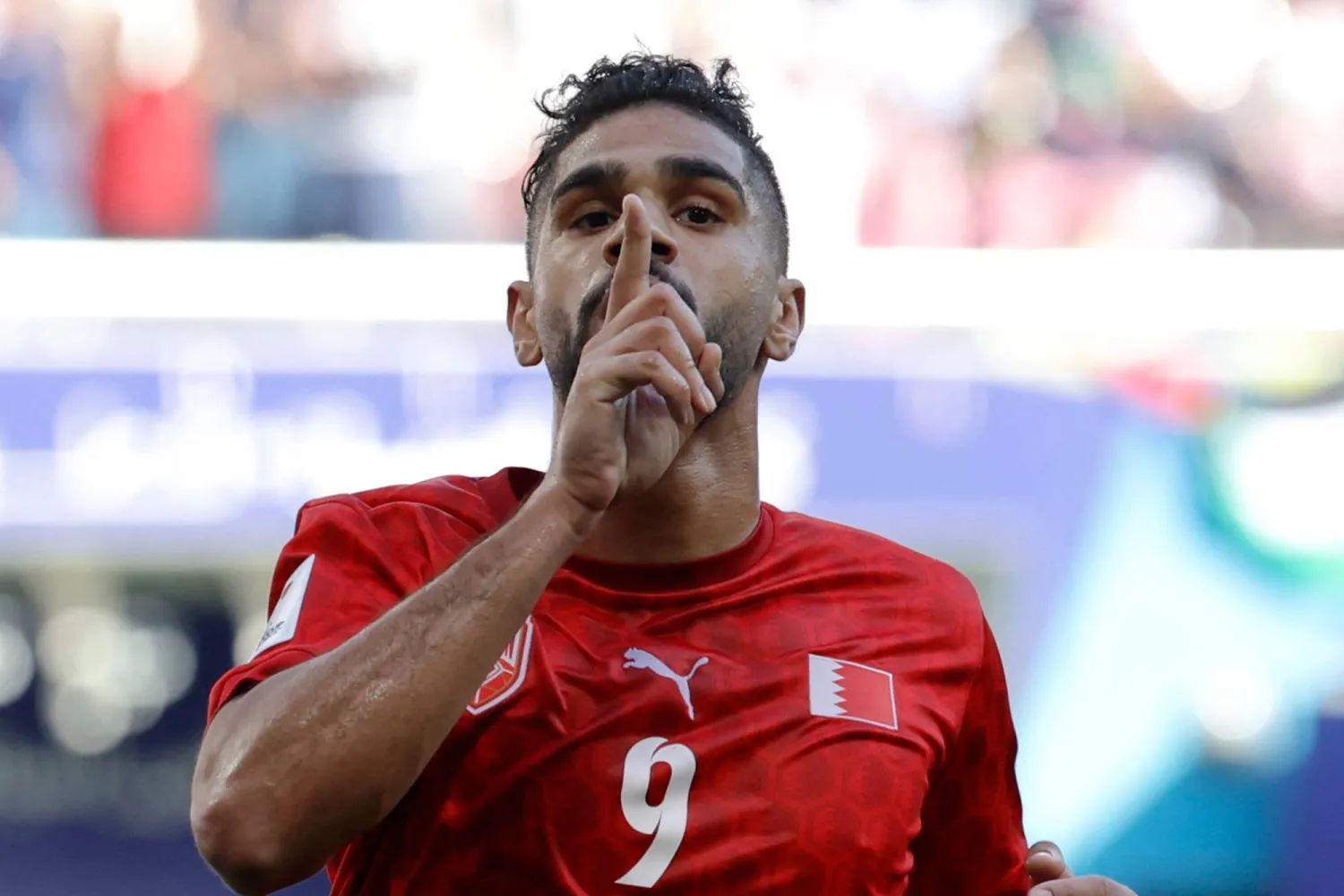 هكذا احتفل عبد الله يوسف بتأهل البحرين في الصدارة إلى دور الـ16 (أ.ف.ب)