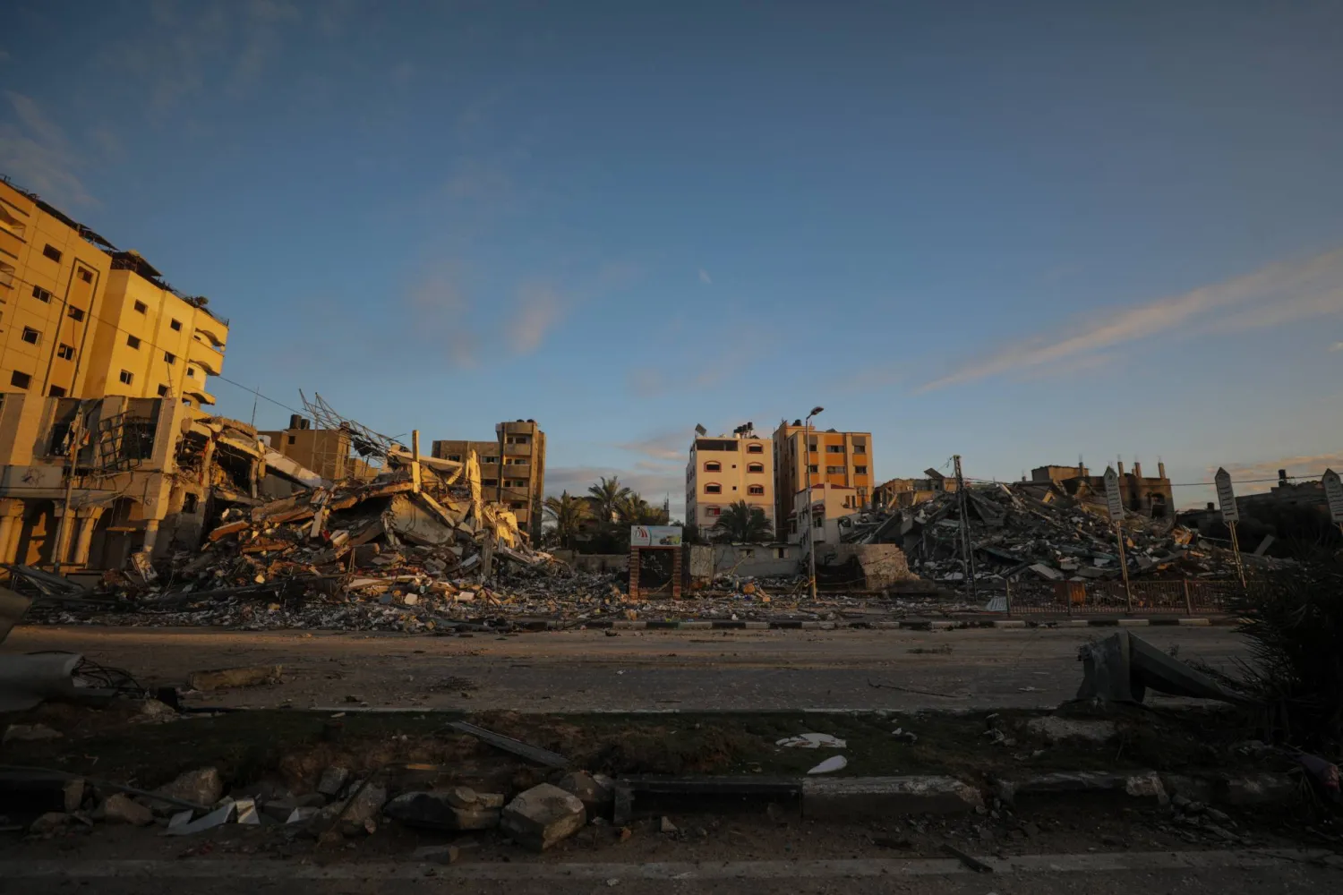 أبنية مدمرة خلال العملية العسكرية الإسرائيلية في مخيم البريج للاجئين جنوب قطاع غزة في 24 يناير 2024 (إ.ب.أ)