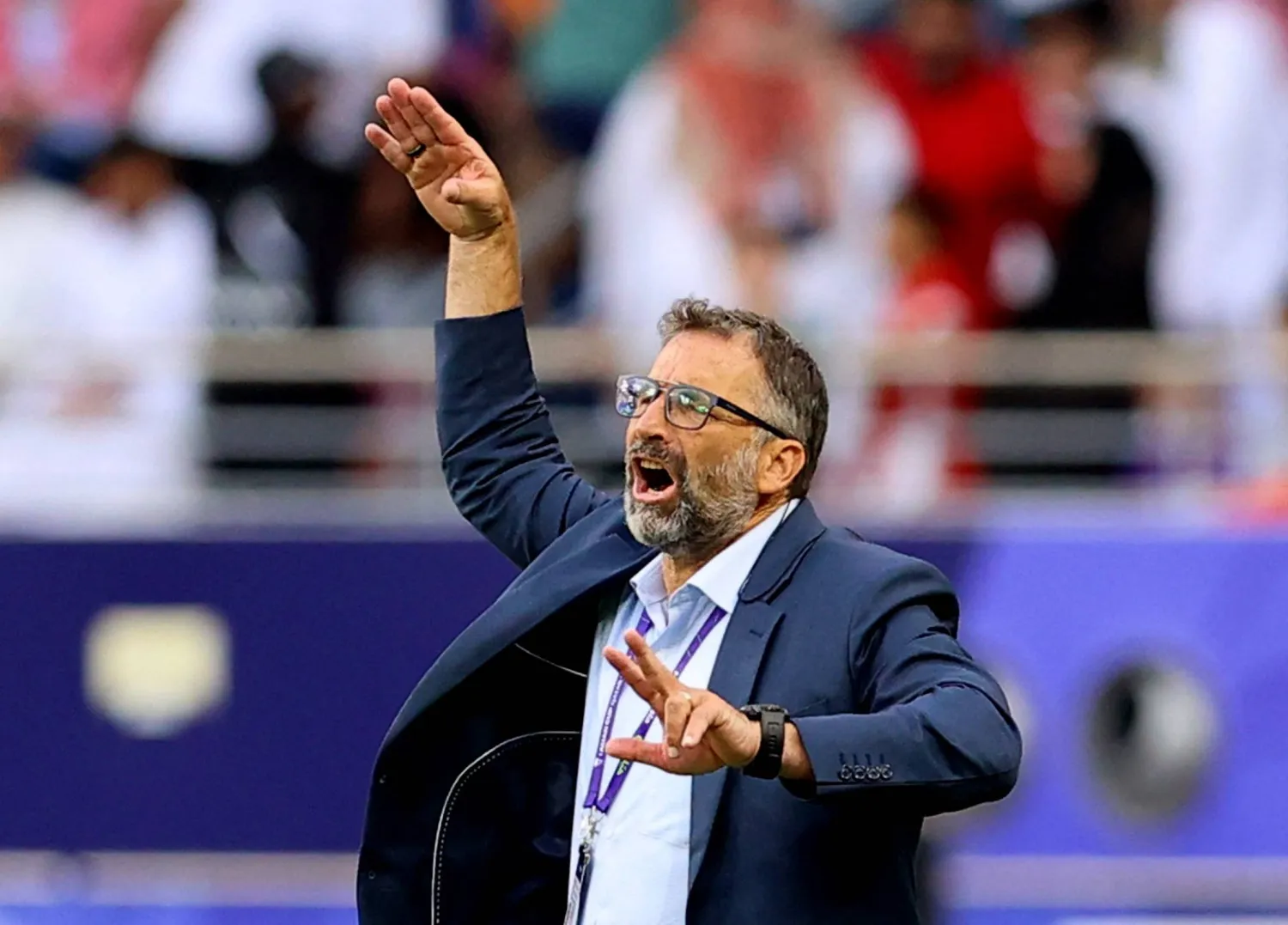 بيتزي يوجه لاعبي البحرين خلال مباراة اليوم أمام الأردن (رويترز)