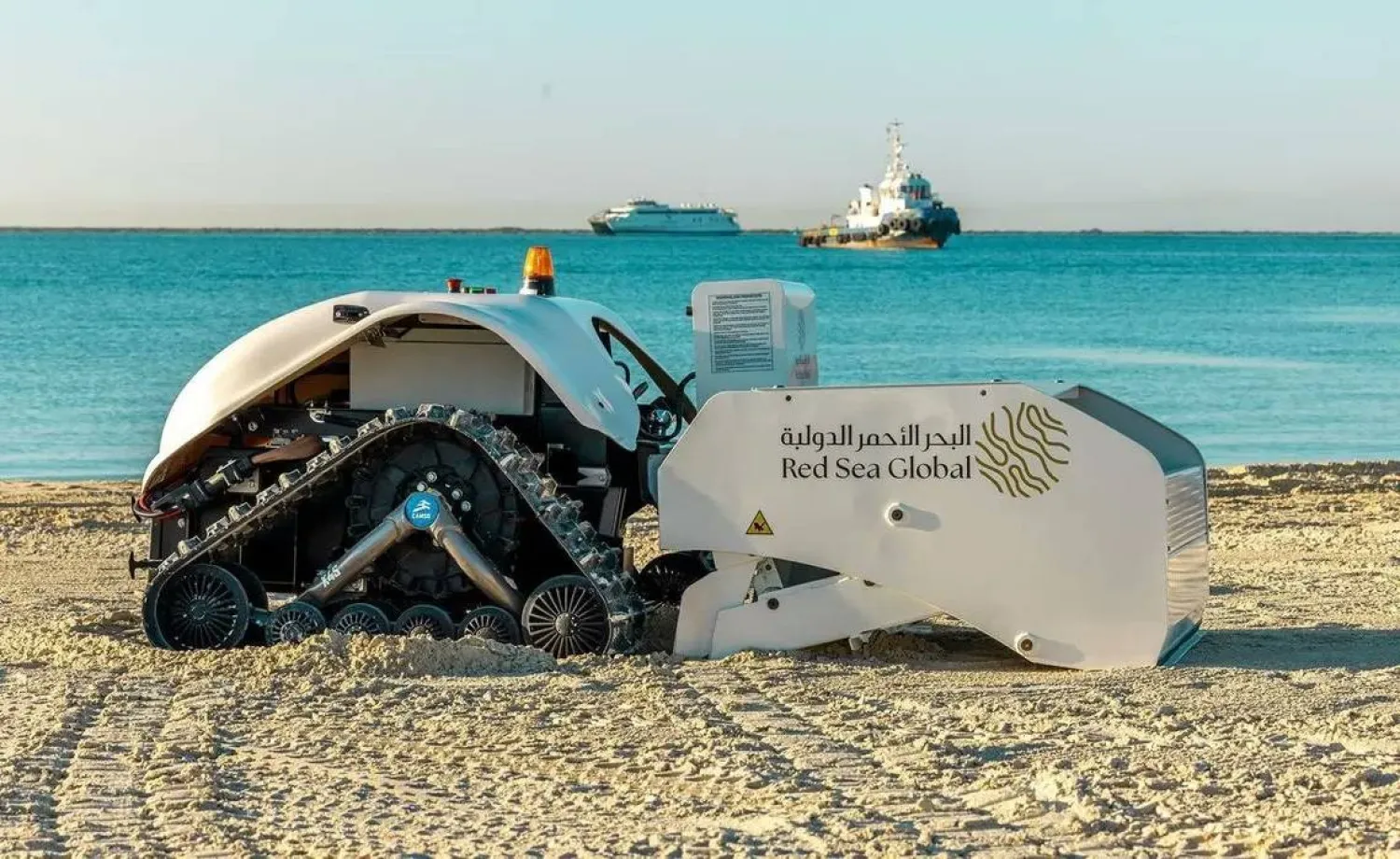 يحافظ الروبوت على المناظر الطبيعية البديعة في وجهة البحر الأحمر (واس)