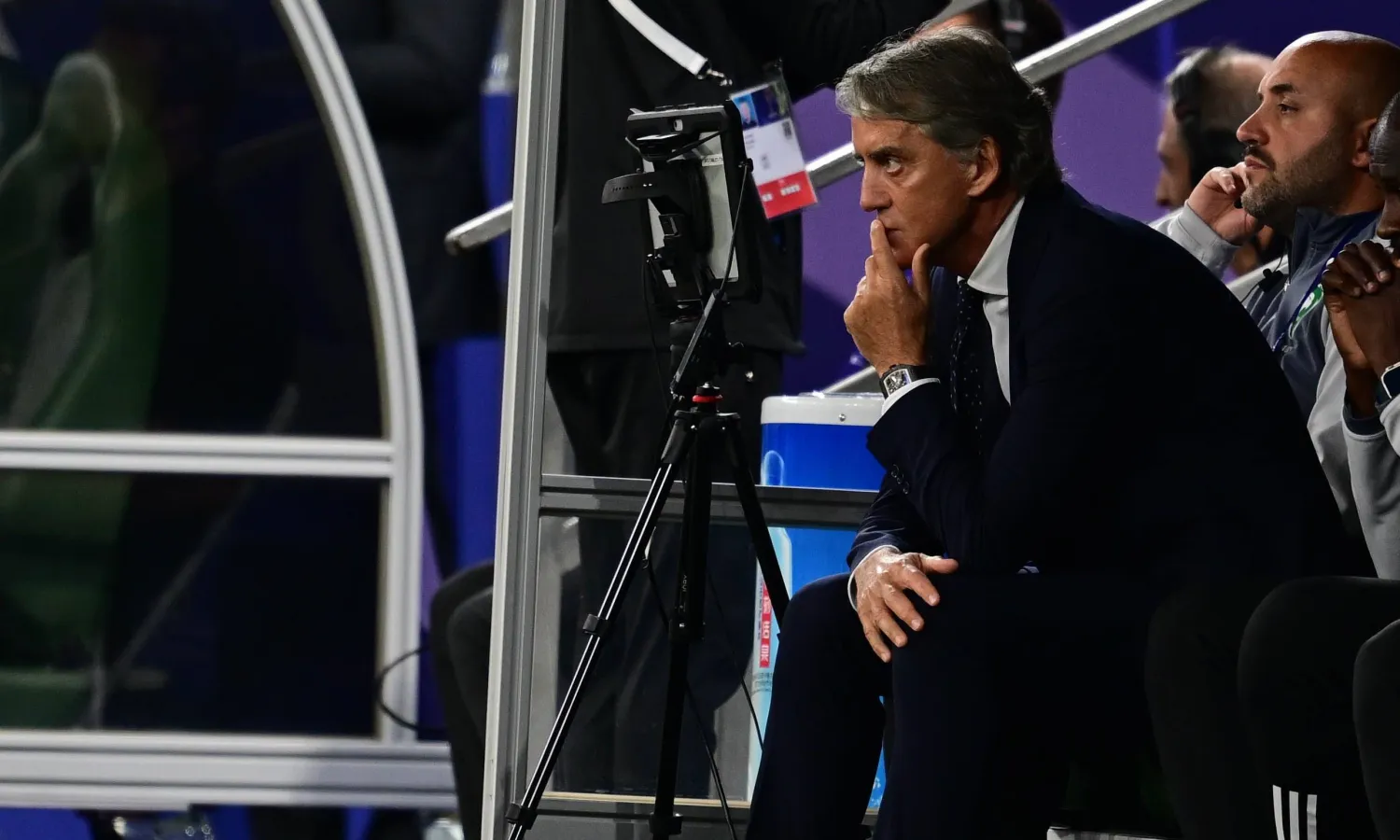 مانشيني يراقب أداء لاعبيه خلال المباراة أمام تايلاند (تصوير: بشير صالح)