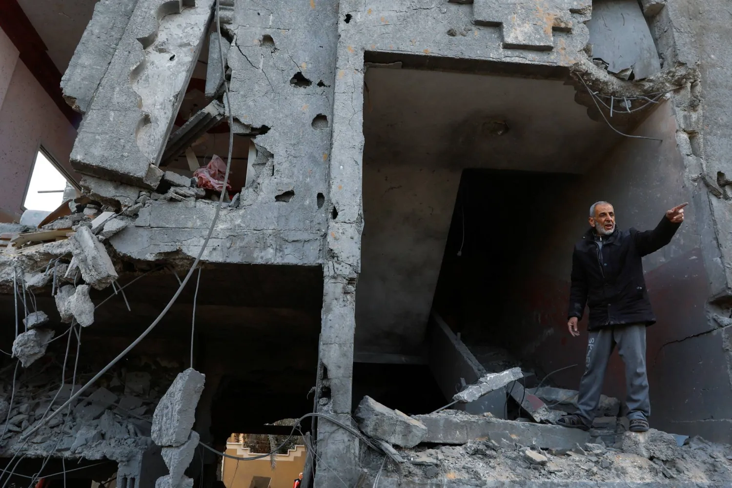 صورة تُظهر رجلاً فلسطينياً في رفح بجنوب قطاع غزة، وسط الصراع بين إسرائيل وحركة "حماس" في 25 يناير 2024 (رويترز)