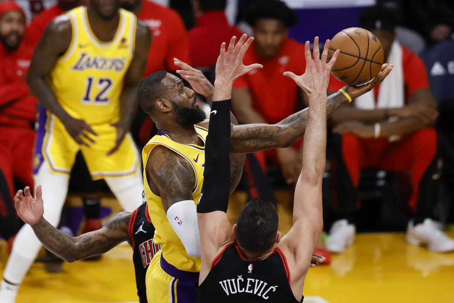 ليبرون جيمس عملاق السلة الأميركية (إ.ب.أ)