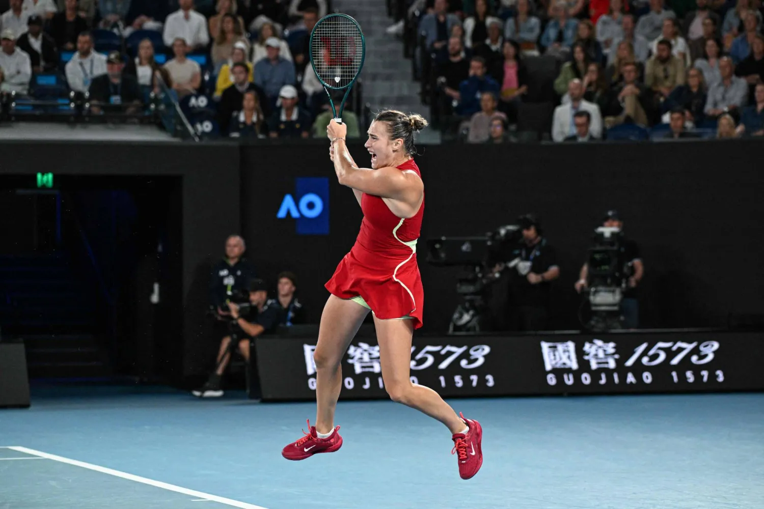 سابالينكا تحتفل بتأهلها لنهائي «أستراليا المفتوحة» (أ.ف.ب)