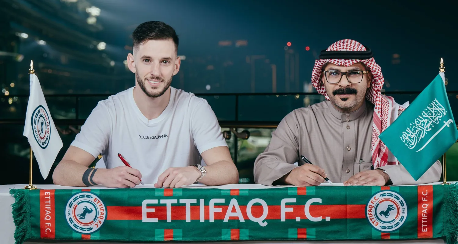 ميدران خلال توقيعه عقد انتقاله لصفوف فريق الاتفاق (نادي الاتفاق)