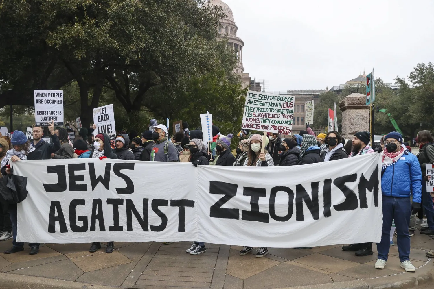 لافتة تقول: «يهود ضد الصهيونية» خلال مظاهرة في مدينة أوستن الأميركية في 21 يناير الحالي (إ.ب.أ)
