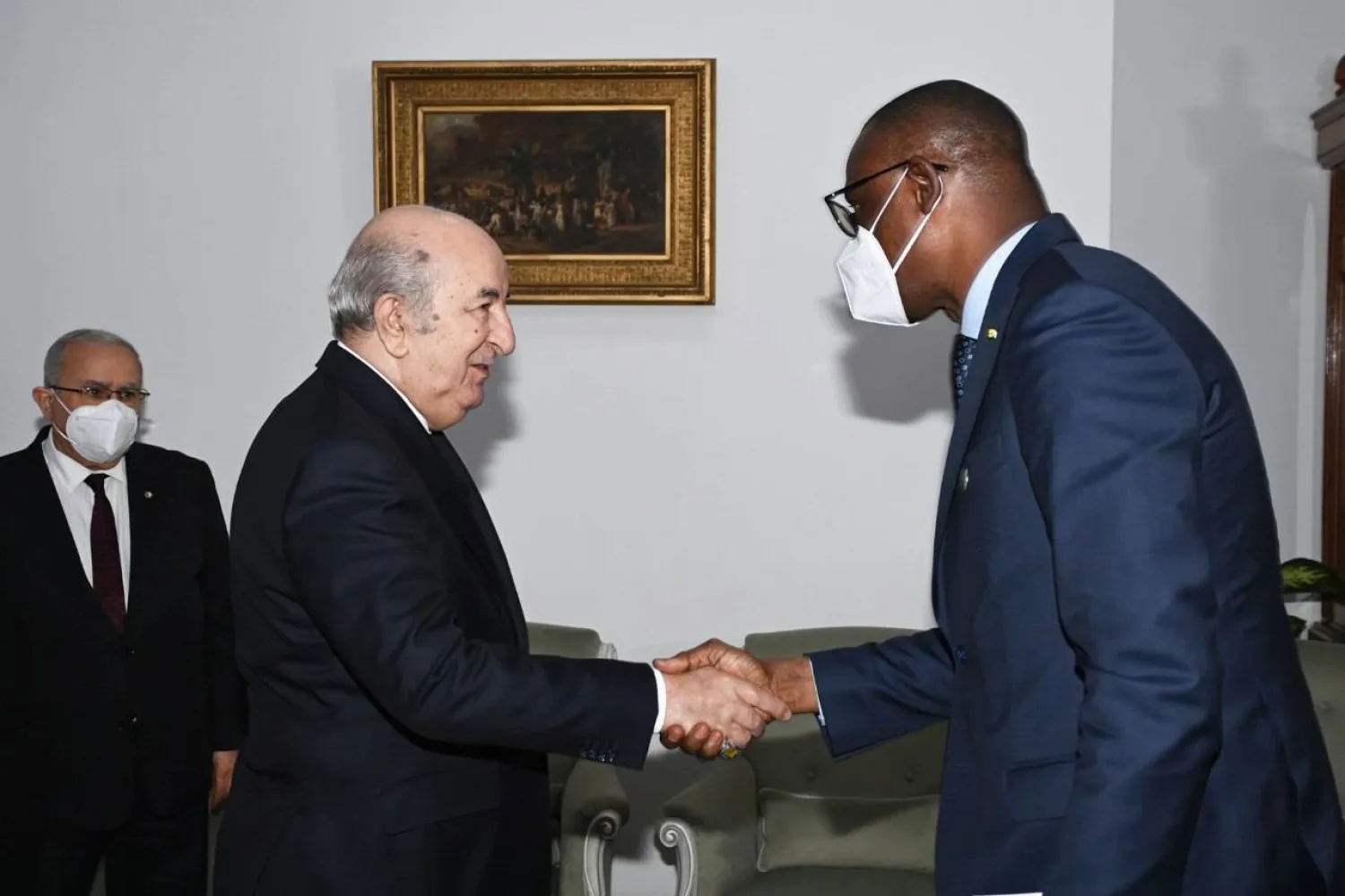 الرئيس الجزائري مستقبلاً وزير خارجية مالي في 16 من يناير 2023 (الرئاسة الجزائرية)