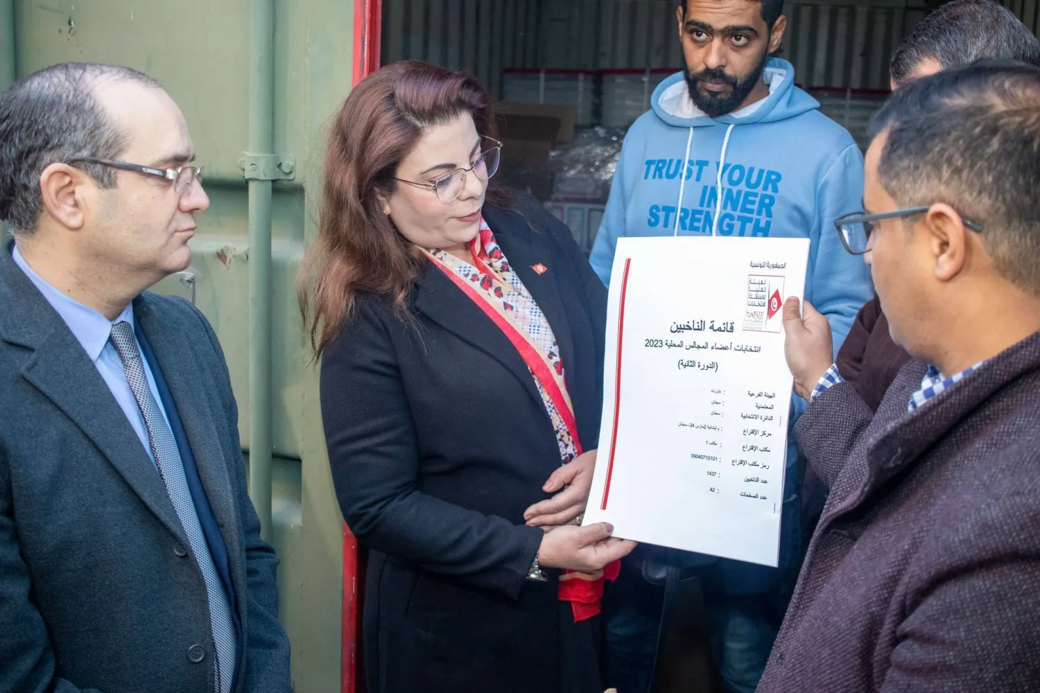 بوعسكر خلال إعطائه إشارة نقل المواد الانتخابية (موقع الهيئة)