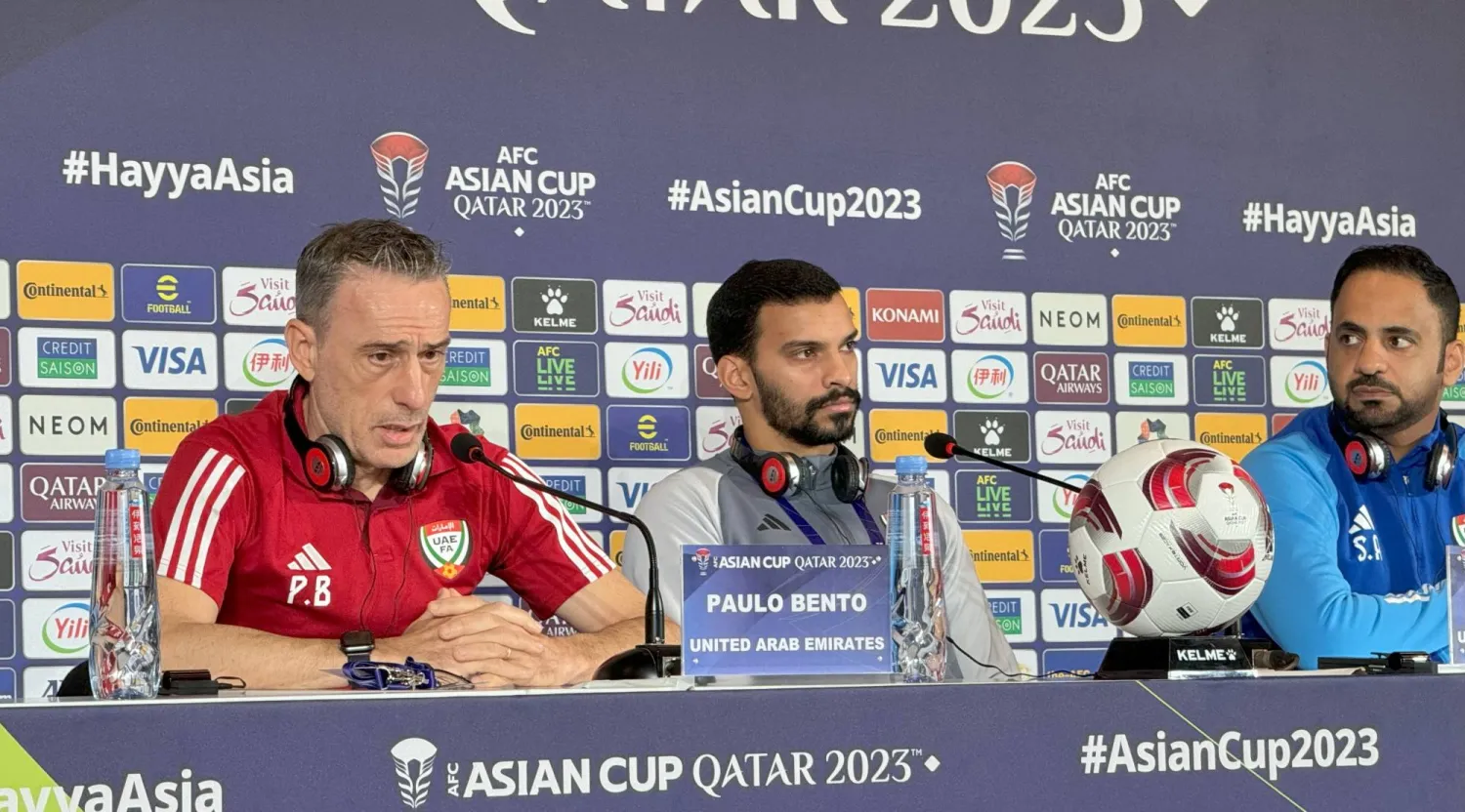 بينتو مدرب منتخب الإمارات واللاعب خالد الهاشمي (الشرق الأوسط)