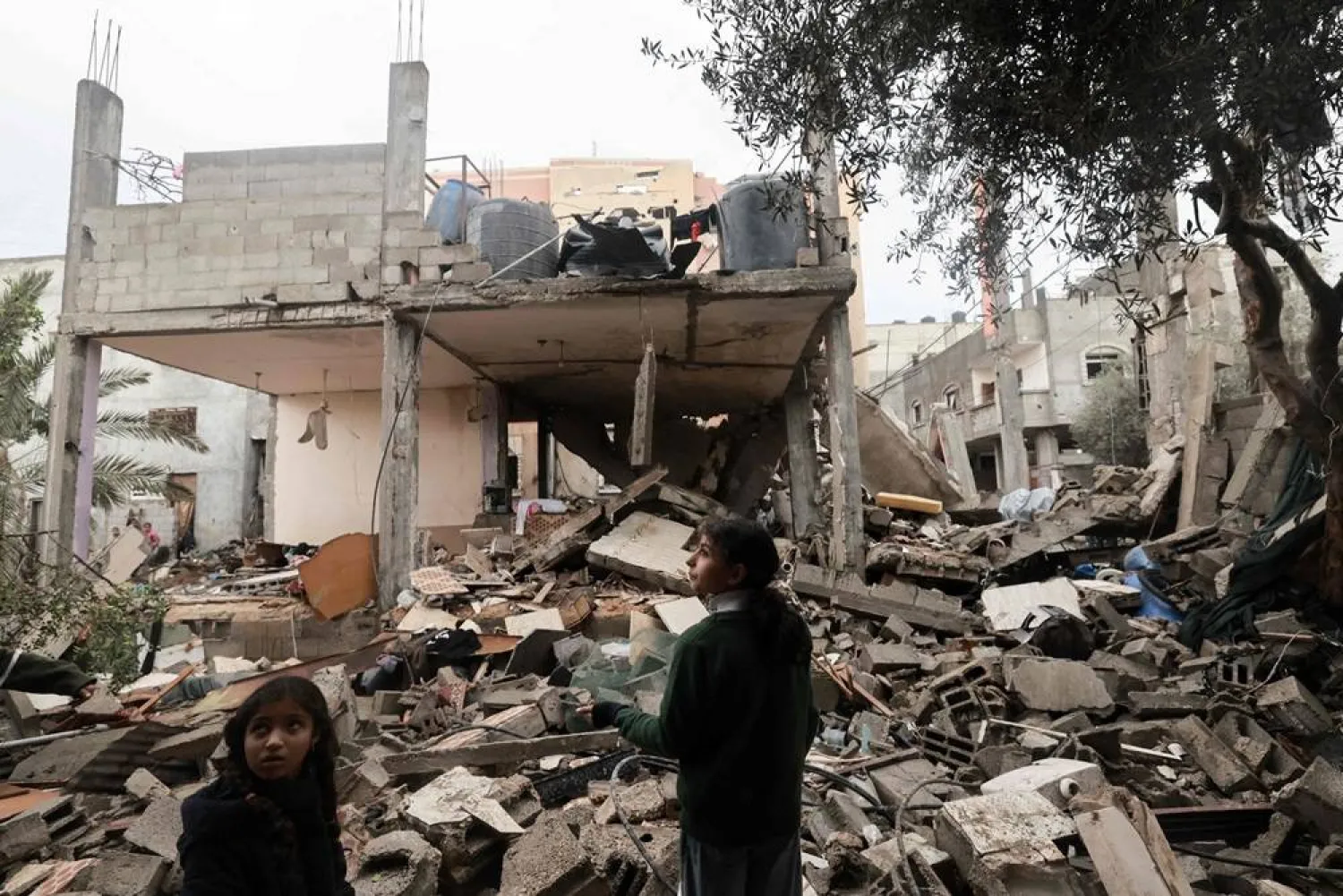  Children stand amid the rubble of a building destroyed by Israeli bombing in Rafah in the southern Gaza Strip on January 27, 2024, as battles between Israel and the militant group Hamas continue. (AFP)