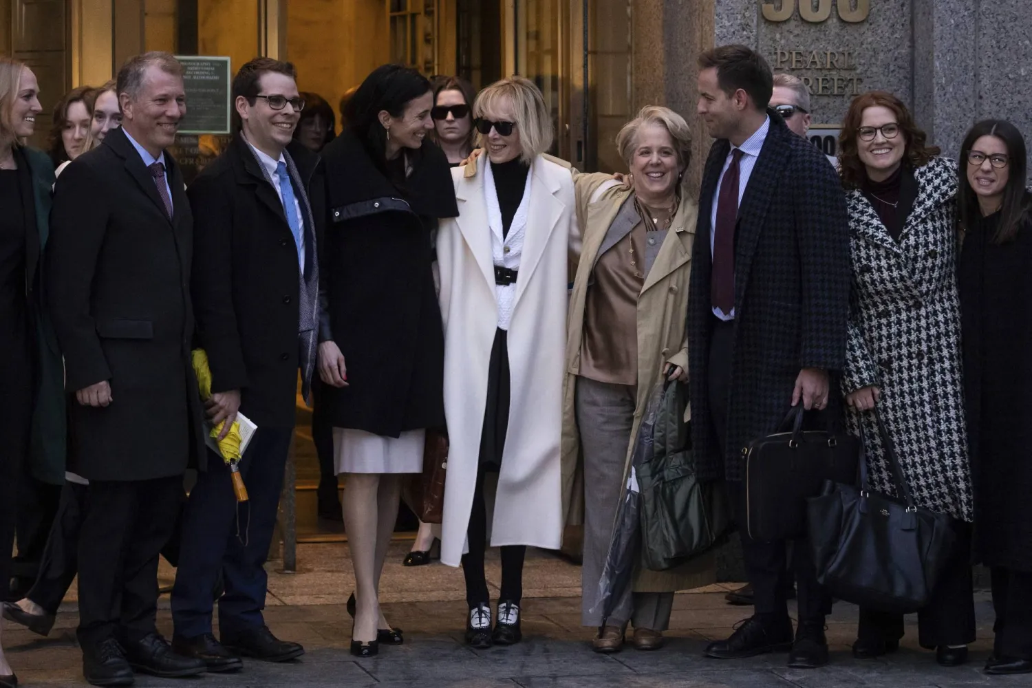 الكاتبة إي جين كارول تغادر قاعة المحكمة الفيدرالية في نيويورك بعد الفوز بتعويض 83.3 مليون دولار ضد ترمب (أ.ب)