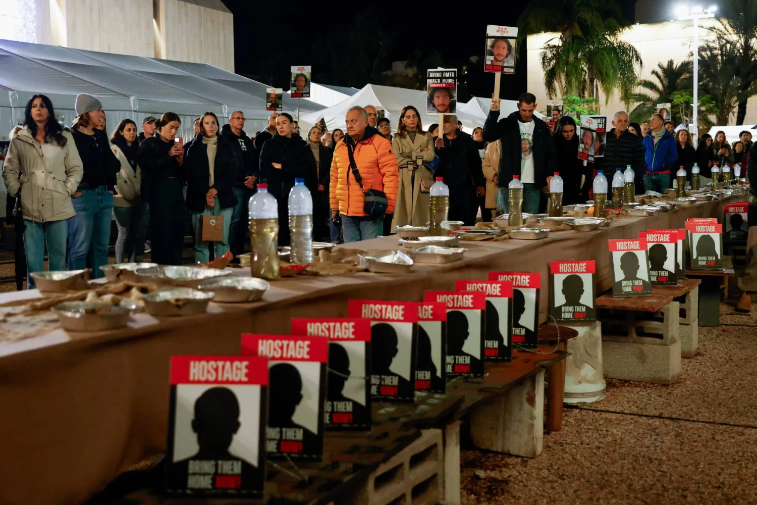 مسيرة في تل أبيب تطالب بالإفراج عن الرهائن الإسرائيليين المحتجزين في قطاع غزة (رويترز)