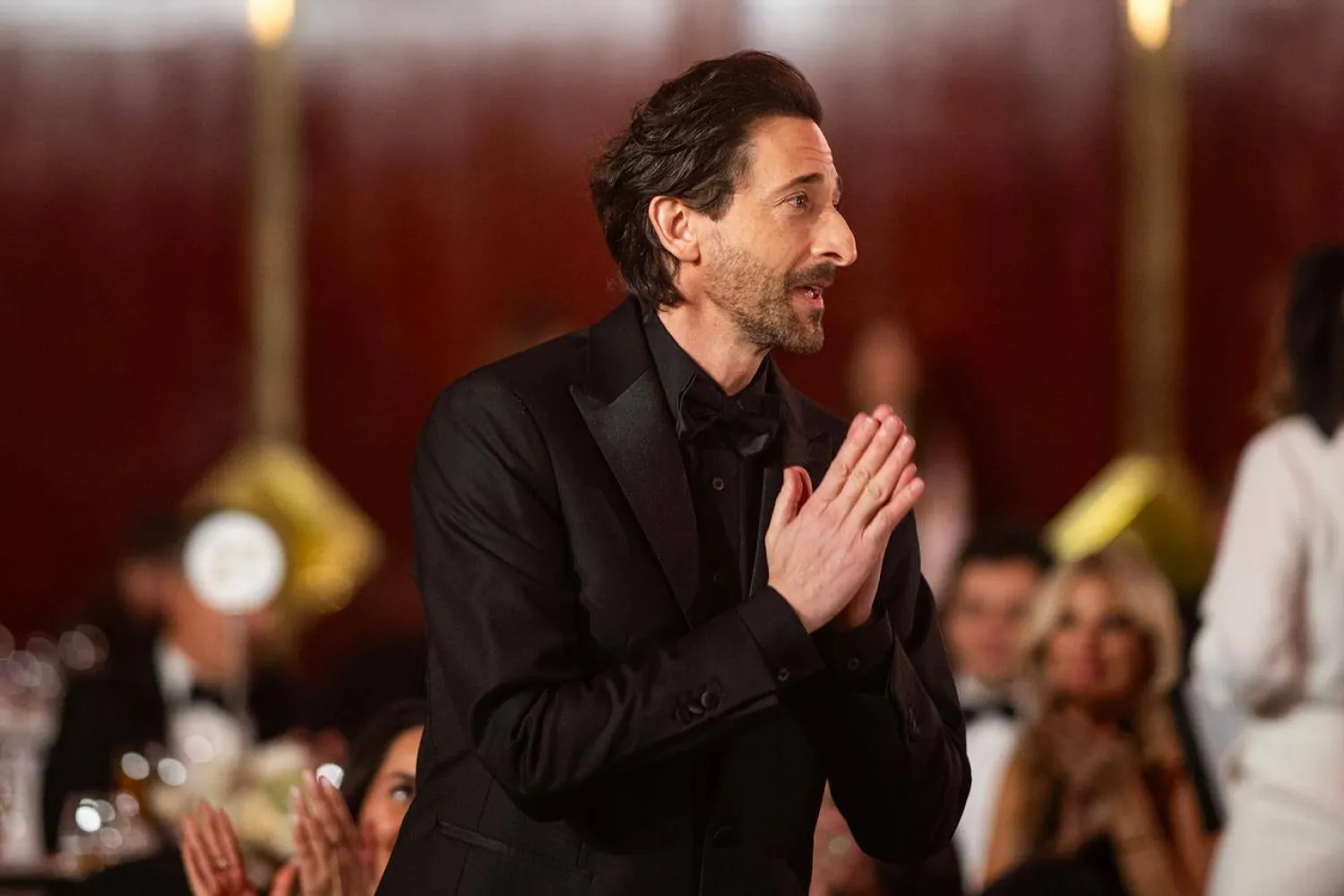 أدريان برودي خلال المزاد الخيري (الشرق الأوسط)