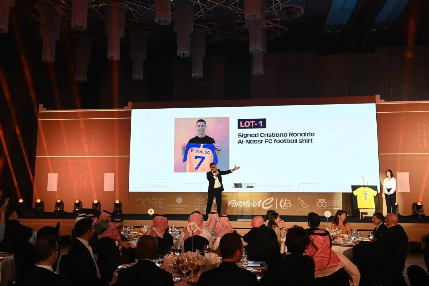 قميص رونالدو على شاشة العرض خلال المزاد الخيري (الشرق الأوسط)